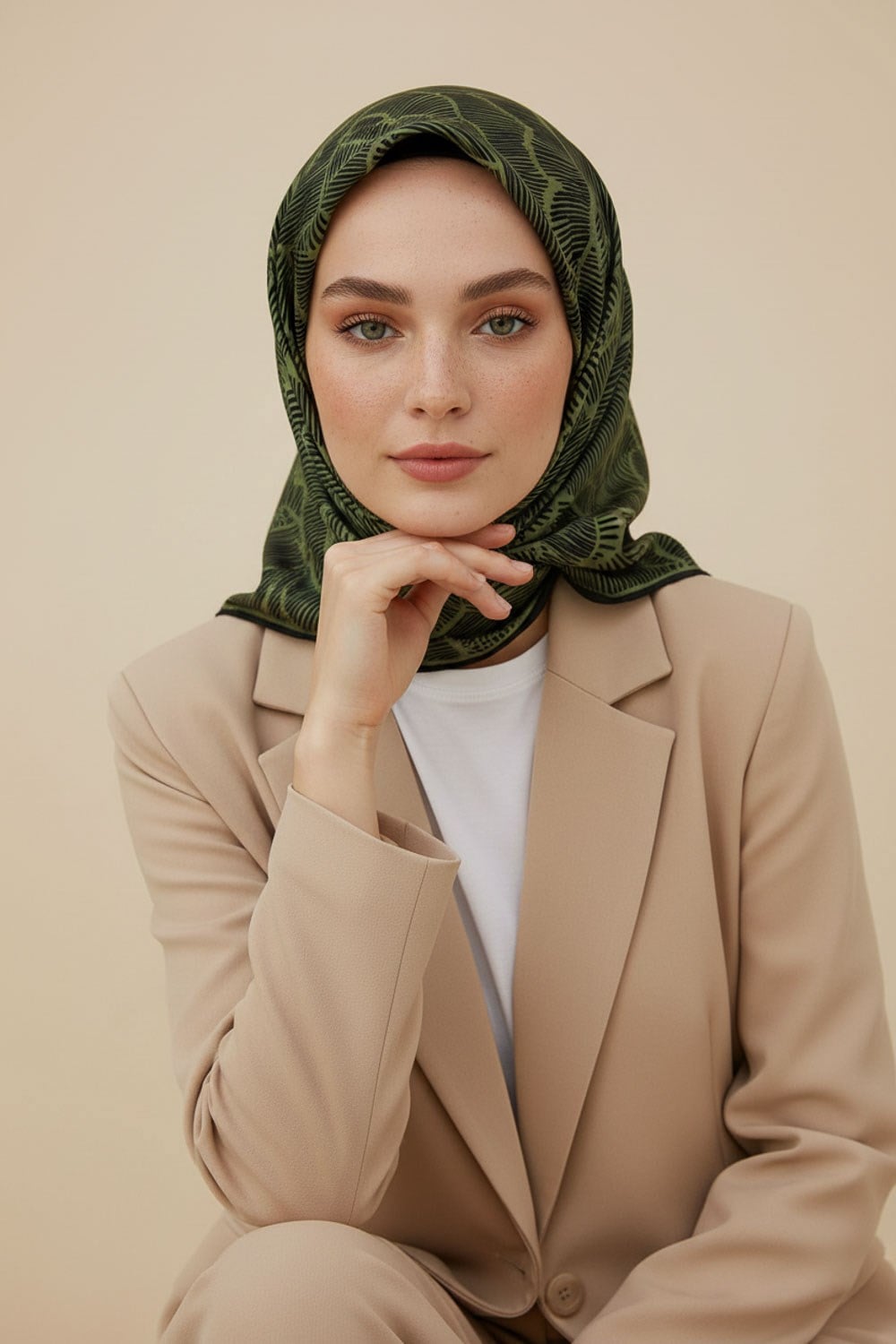 %100 Twill İpek Geometrik Desenli Haki - Siyah Renkli 90x90 Eşarp Dikim Şekli : El Dikişi