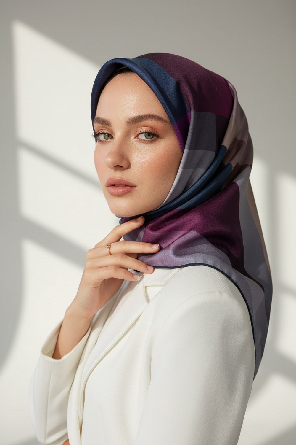%100 Twill İpek Geometrik Desenli Mürdüm - İndigo Renkli 90x90 Eşarp Dikim Şekli : El Dikişi