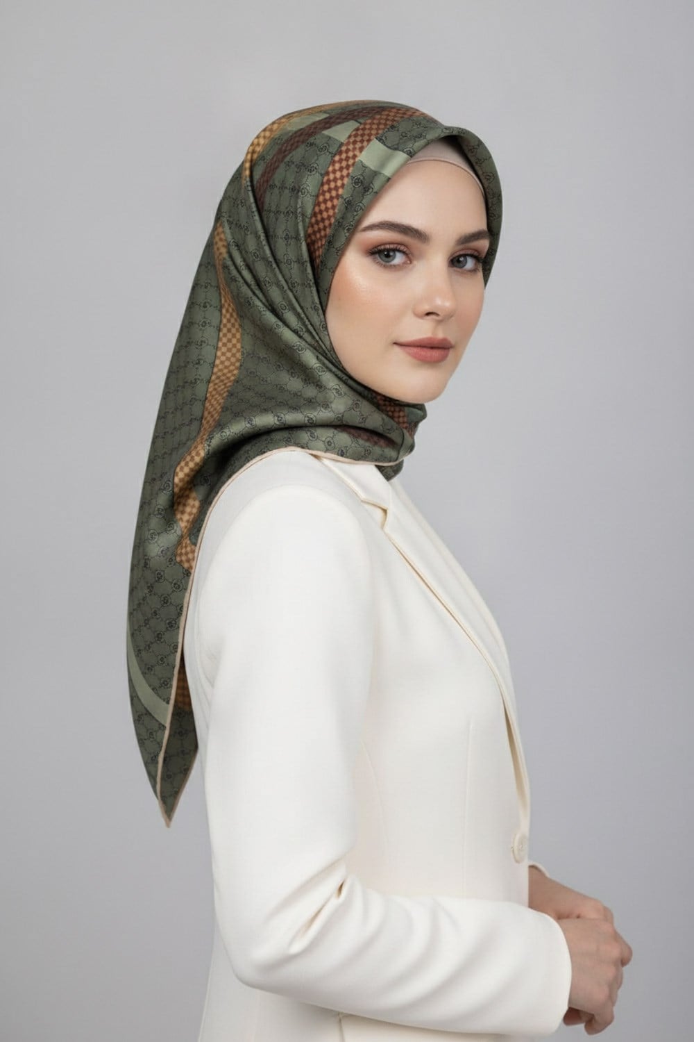 %100 Twill İpek Monogram Ve Şerit Desenli Haki - Taba Renkli 90x90 Eşarp Dikim Şekli : El Dikişi