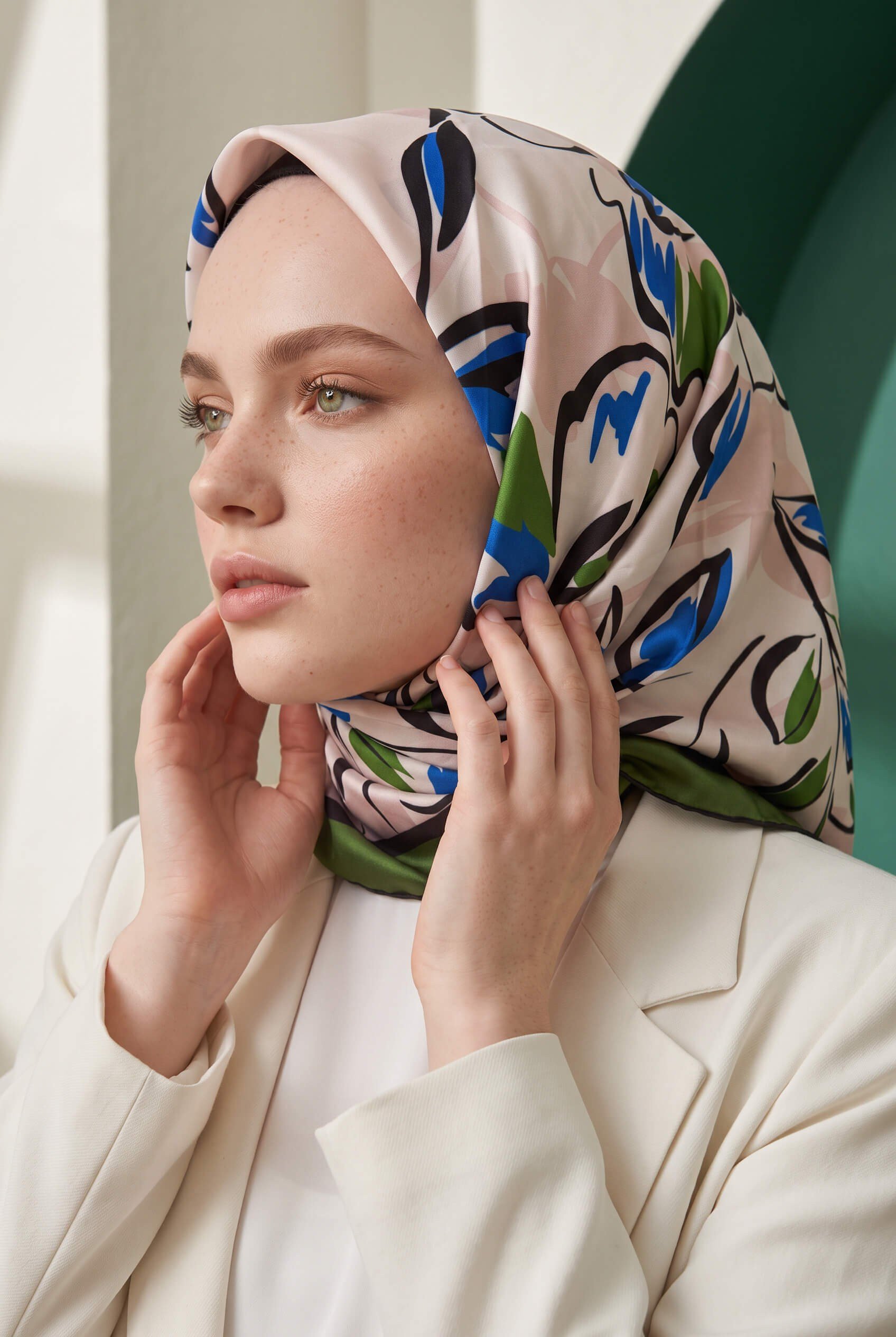 Rayon Bordürlü Çiçek Desenli Zümrüt Yeşili Renkli 90x90 Dikim Şekli : El Dikişi Eşarp (İpek İçermez)