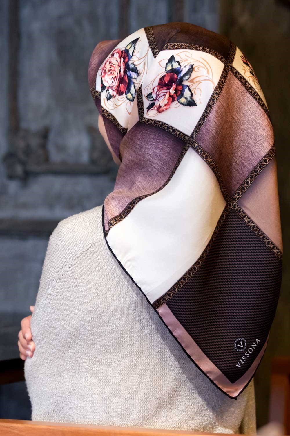 %100 Twill İpek Dokulu Çiçekli Ve Geometrik Desenli Pudra - Bej Renkli 90x90 Eşarp Dikim Şekli : El Dikişi