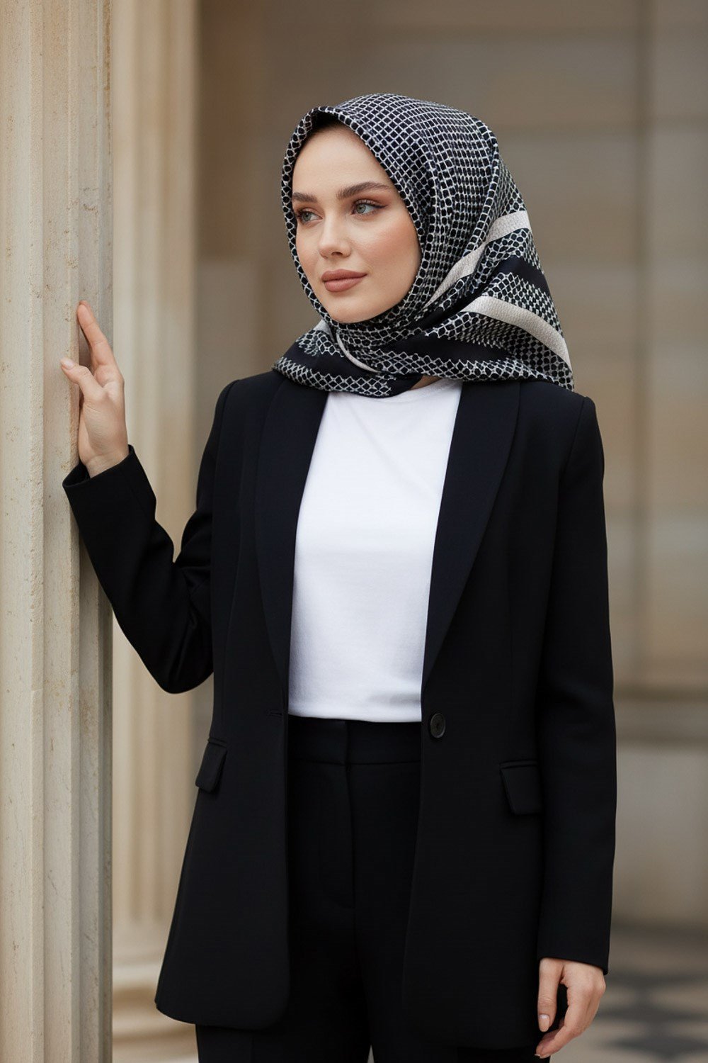 %100 Twill İpek Bantlı Monogram Desenli Siyah - Krem Renkli 90x90 Eşarp Dikim Şekli : El Dikişi