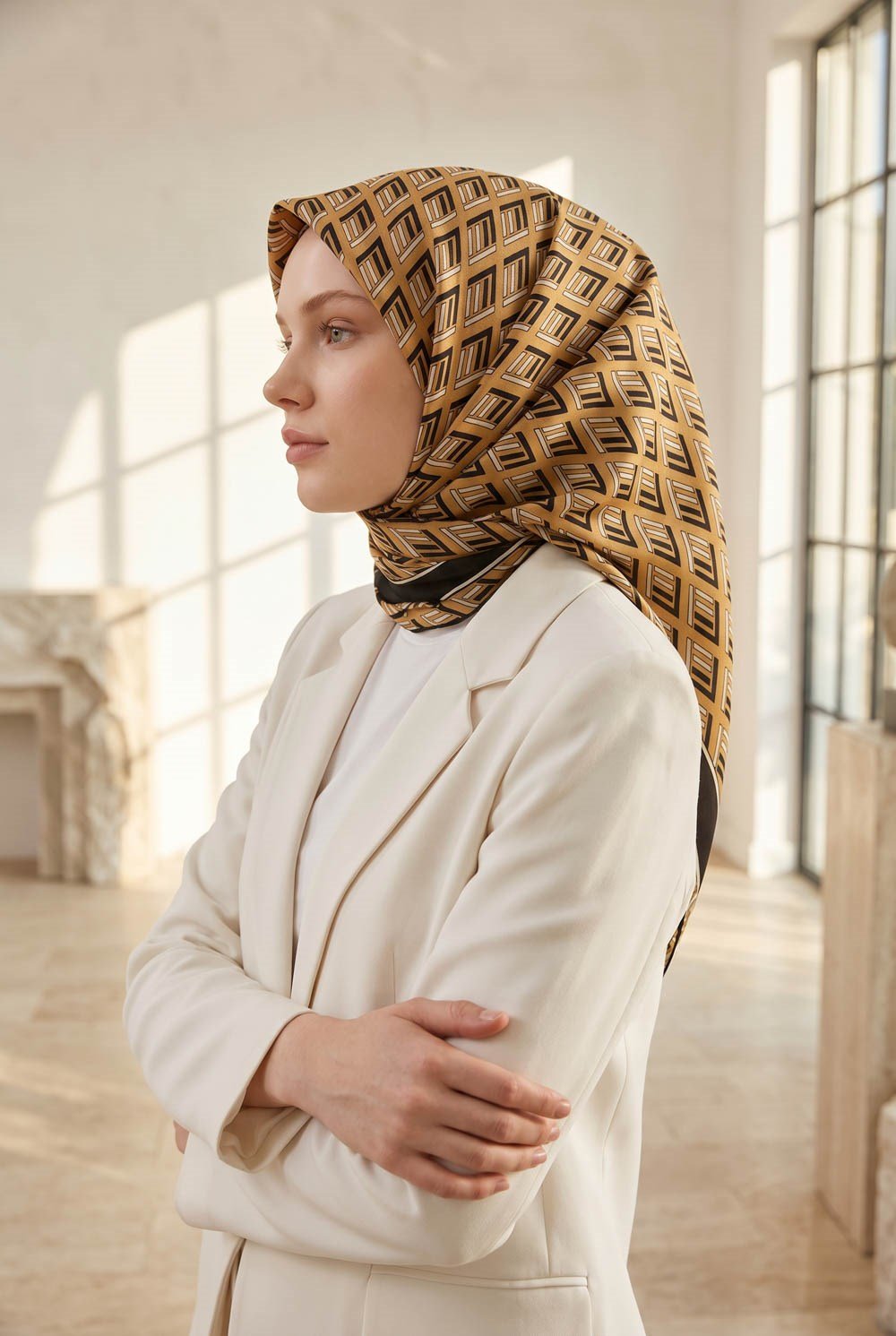 %100 Twill İpek Geometrik Desenli Gold- Siyah Renkli 90x90 Eşarp Dikim Şekli : El Dikişi