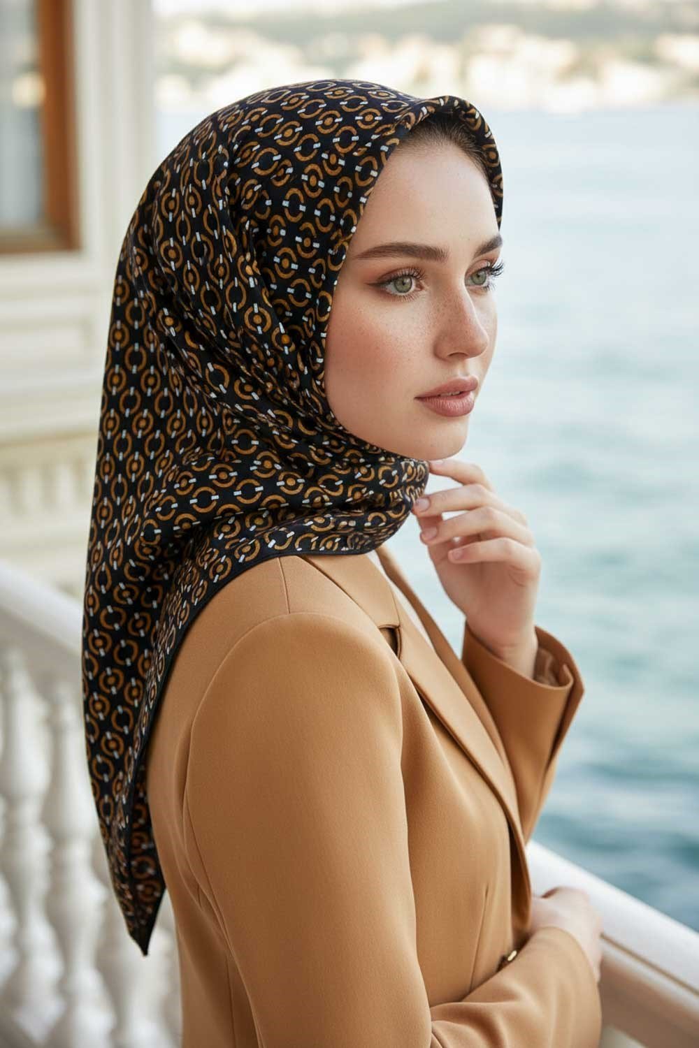 %100 Twill İpek Zincir Desenli Siyah - Gold Renkli 90x90 Eşarp Kenar Dikiş Şekli El Dikişli