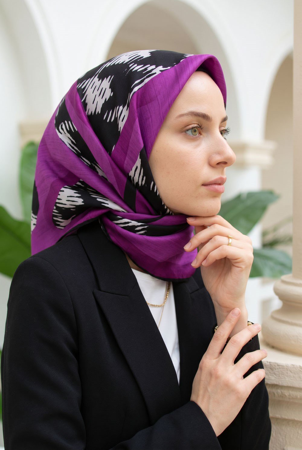 %100 Twill İpek Kazayağı Desenli Fuşya - Siyah Renkli 90x90 Eşarp Kenar Dikiş Şekli El Dikişli