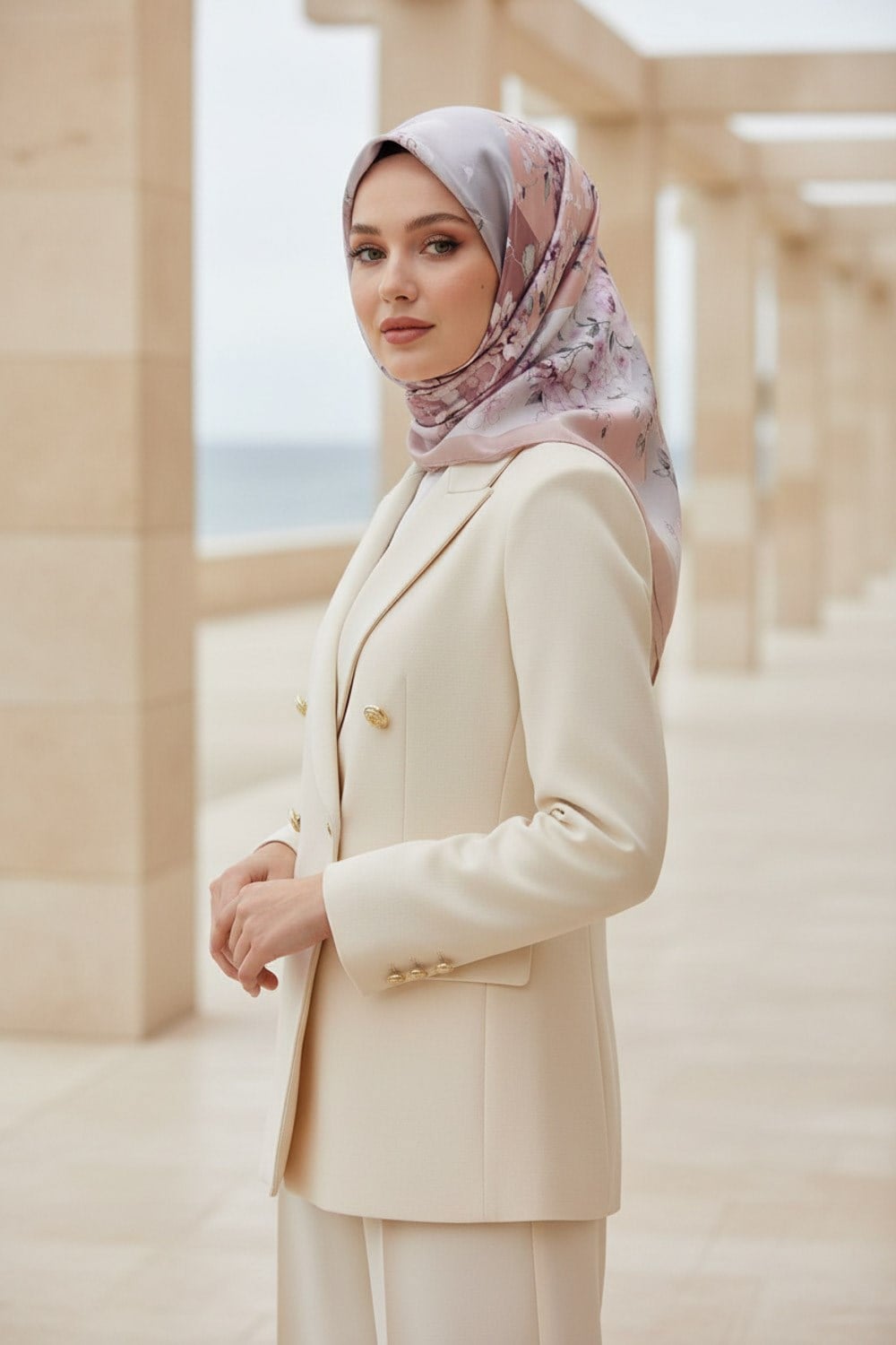 %100 Twill İpek Geometrik Ve Çiçek Desenli Pudra - Gri Renkli 90x90 Eşarp Dikim Şekli : El Dikişi