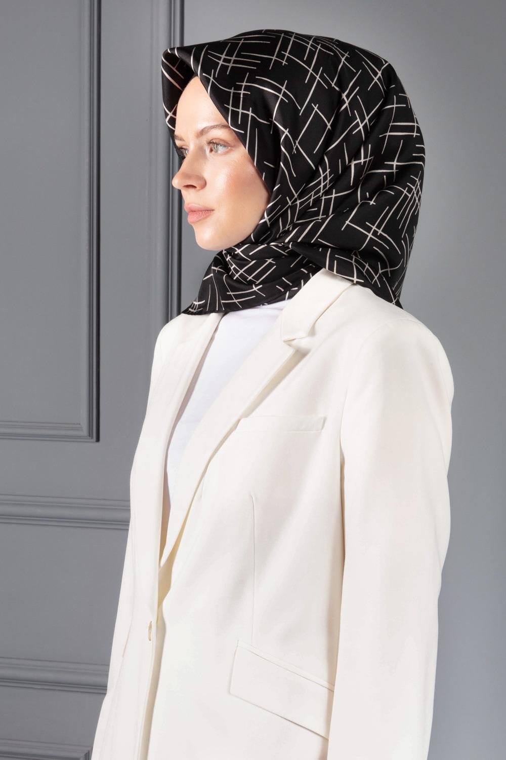 %100 Twill İpek Çizgi Desenli Siyah - Krem Renkli 90x90 Eşarp Dikim Şekli : El Dikişi