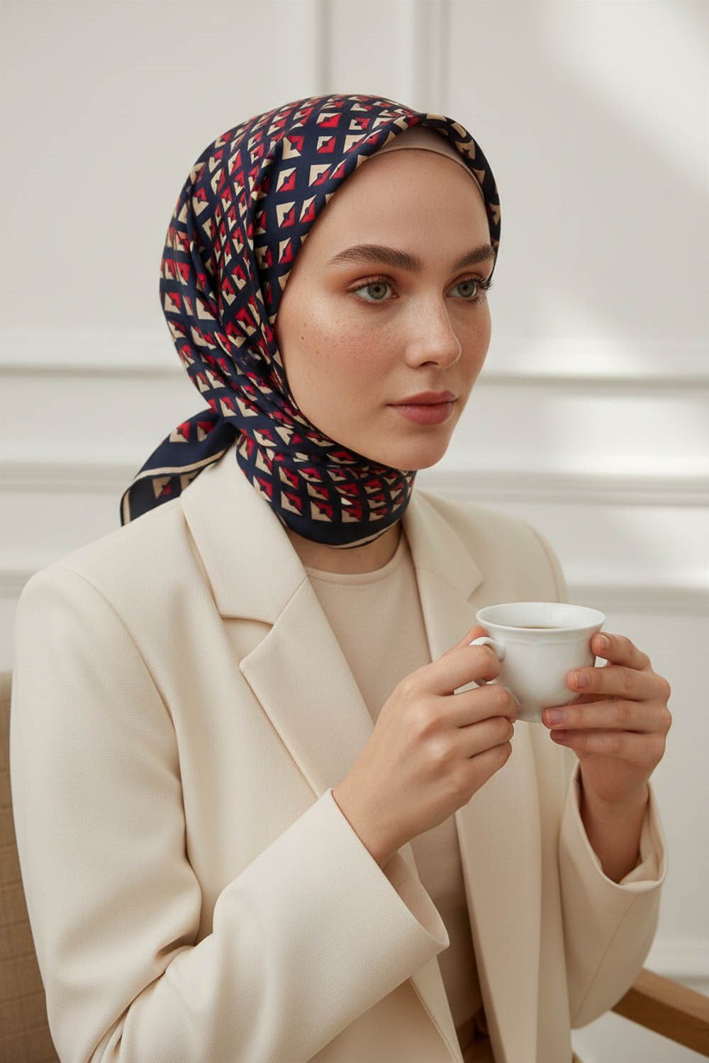 %100 Twill İpek Geometrik Desenli Lacivert - Kırmızı Renkli 90x90 Eşarp Dikim Şekli : El Dikişi