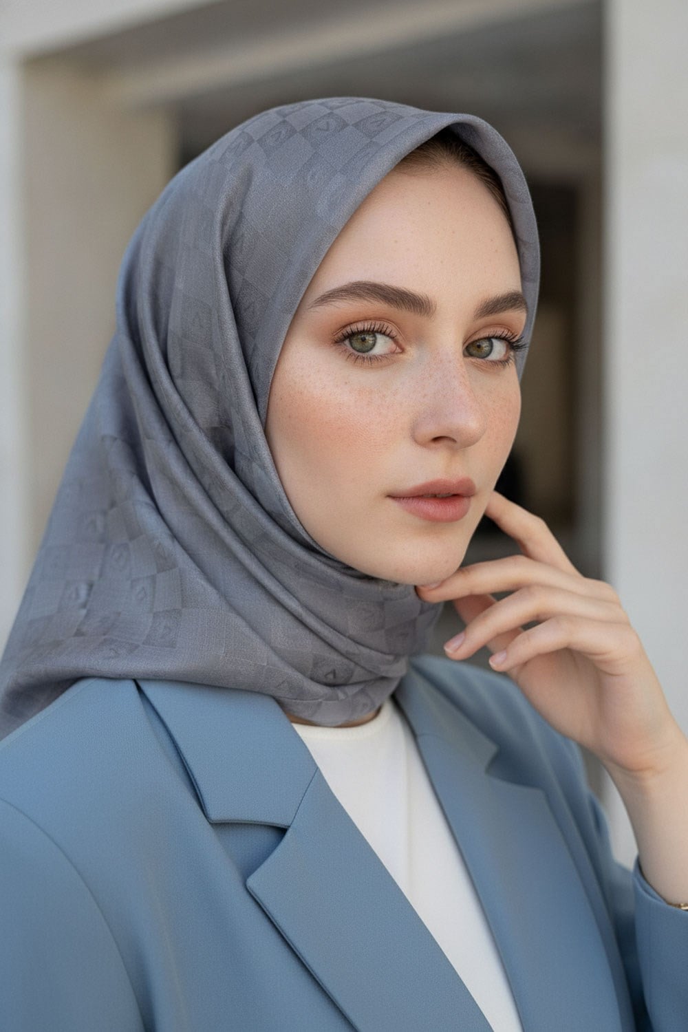 %57 İpek %43 Pamuk Jakarlı Monogram Eşarp 92X92