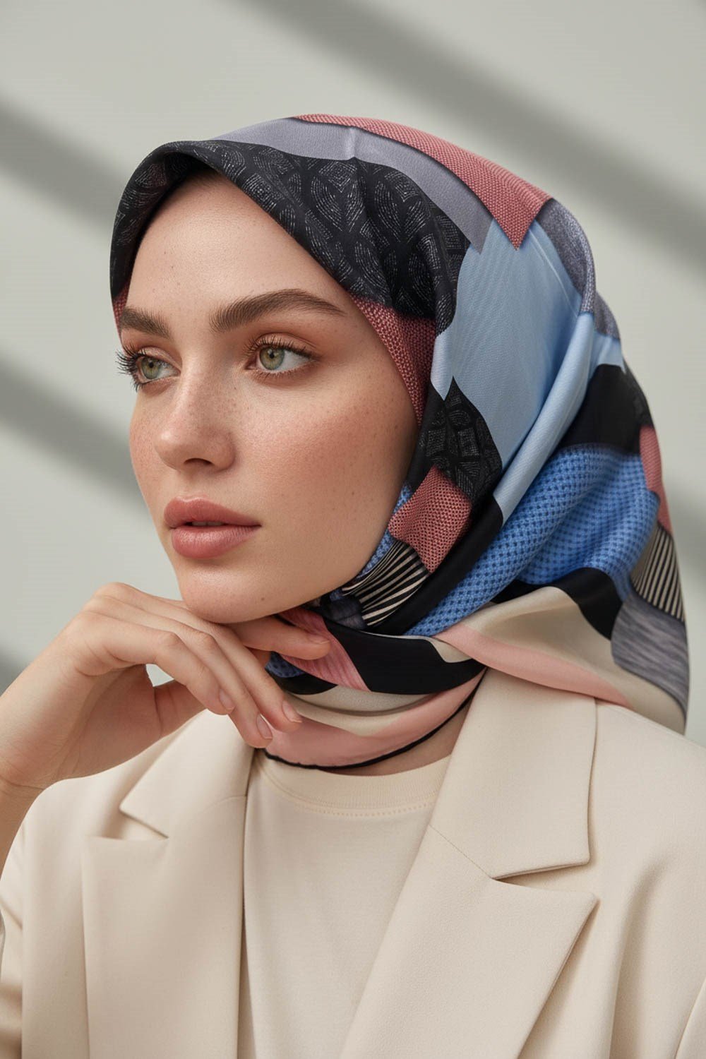 %100 Twill İpek Geometrik Desenli Bebe Mavisi - Pudra Renkli 90x90 Eşarp Dikim Şekli : El Dikişi