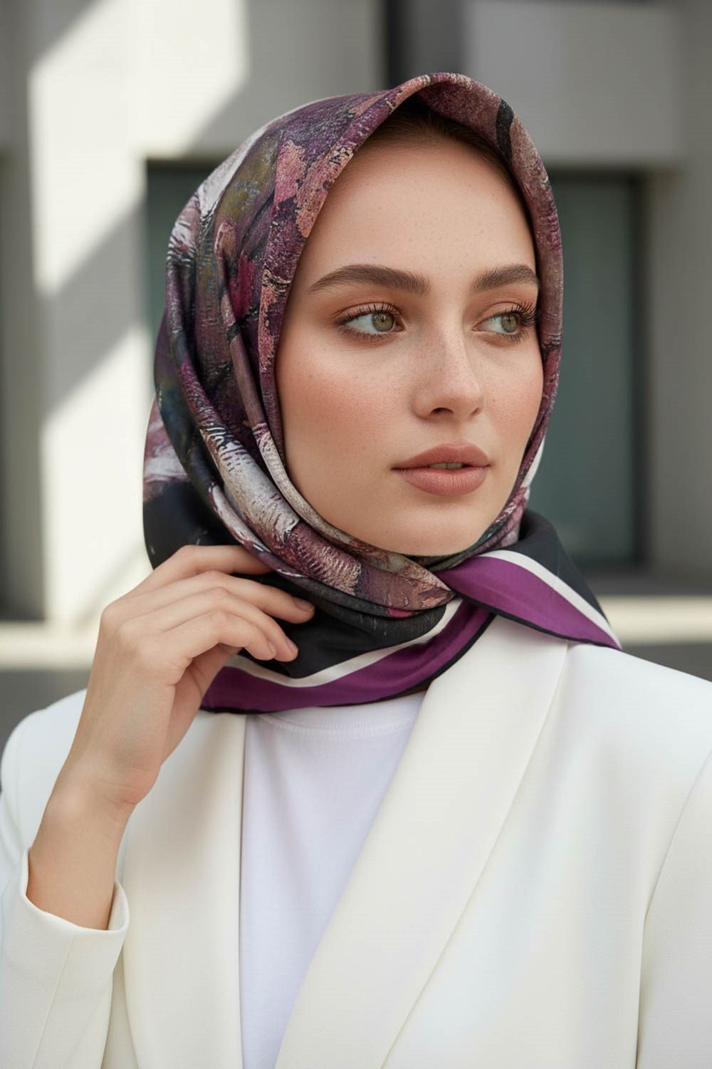 %100 Twill İpek Yağlı Boya Çiçek Desenli Mürdüm - Petrol Yeşili Renkli 90x90 Eşarp Dikim Şekli : El Dikişi