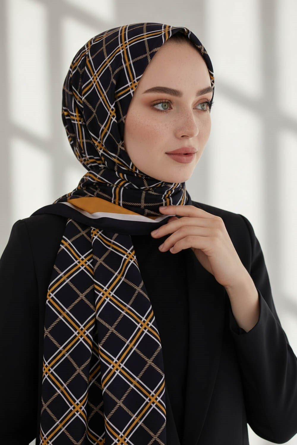 KREP EKOSE DESENLİ SİYAH - GOLD RENKLİ 75X195 KIRIŞMAZ ŞAL