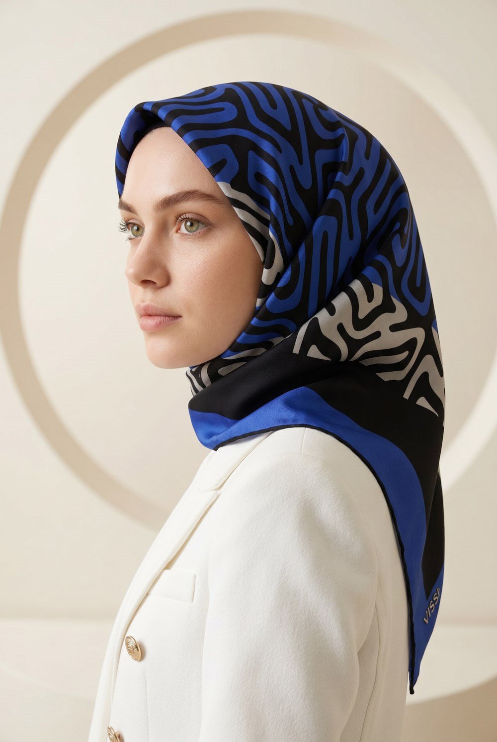 100% Twill İpek Bordürlü Dalga Desenli Siyah - Saks Renkli 90x90 Dikim Şekli : El Dikişi Eşarp