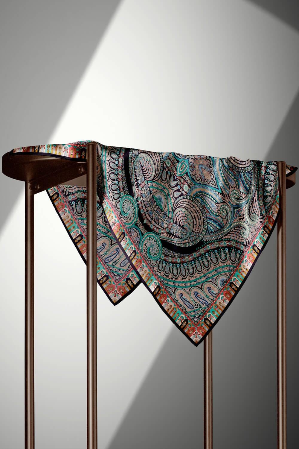 %100 Twill İpek Etro Desenli Siyah - Turkuaz Renkli 90x90 Eşarp Dikim Şekli : El Dikişi