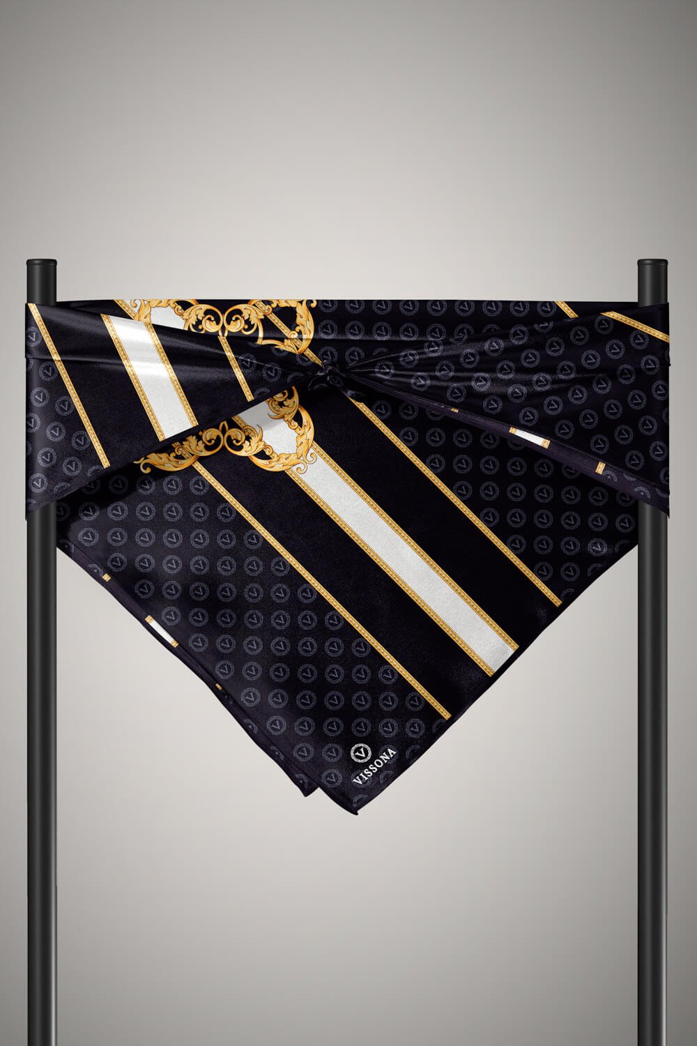 %100 Twill İpek Monogramlı Ve Barok Desenli Siyah - Gold Renkli 90x90 Eşarp Dikim Şekli : El Dikişi