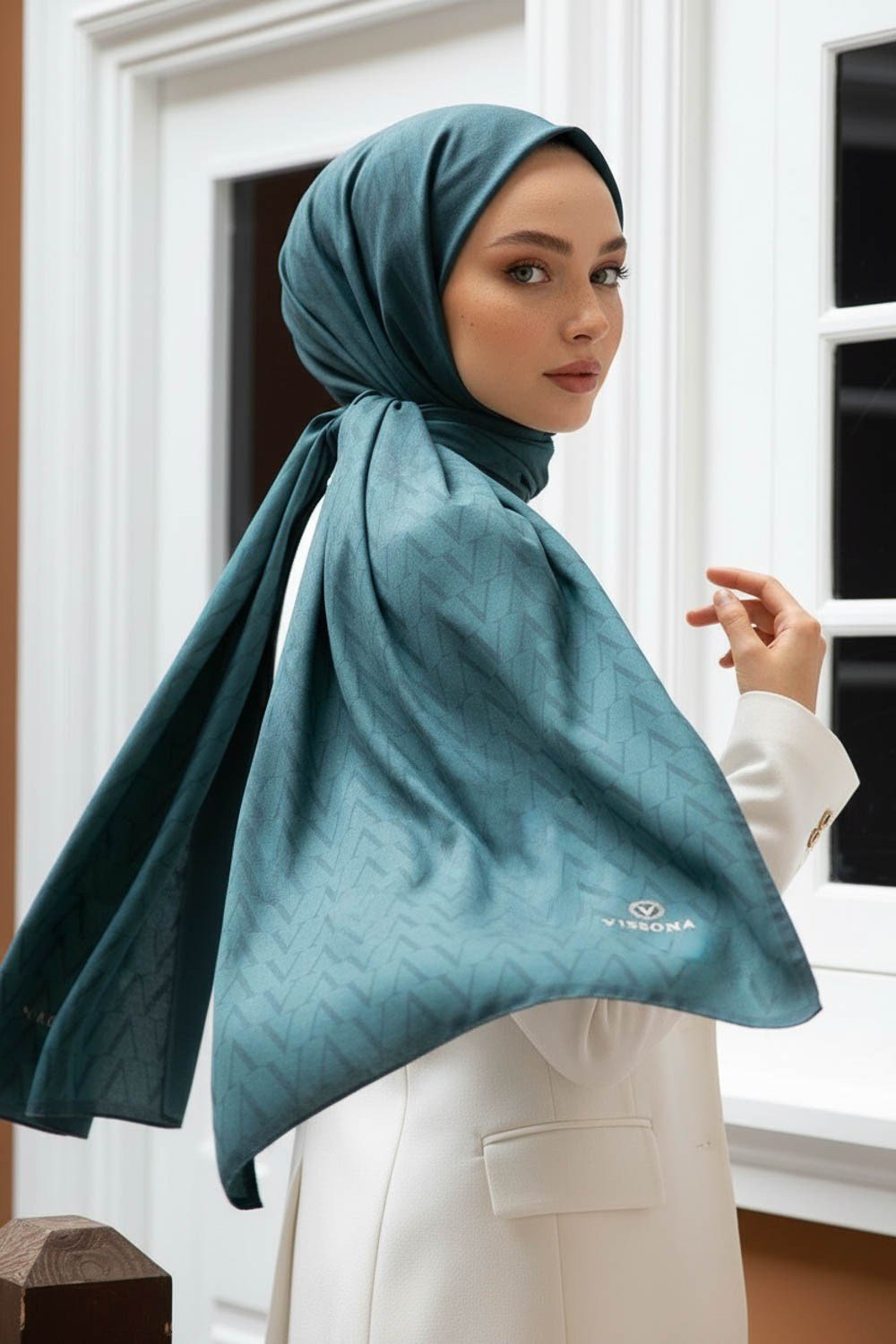 KREP DEGRADELİ MONOGRAM DESENLİ PETROL MAVİSİ RENKLİ 75X195 KIRIŞMAZ ŞAL