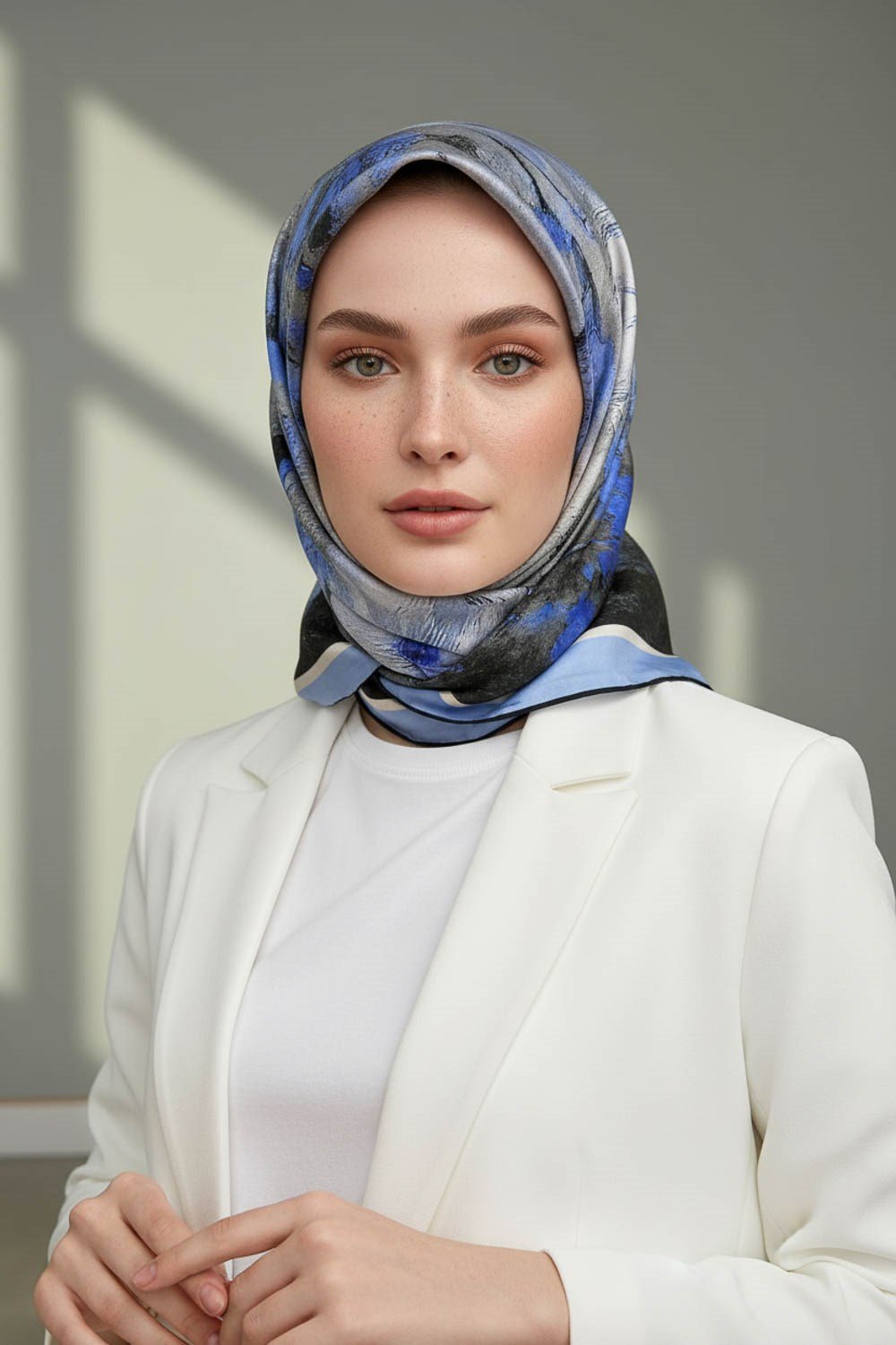 %100 Twill İpek Yağlı Boya Çiçek Desenli İndigo Renkli 90x90 Eşarp Dikim Şekli : El Dikişi