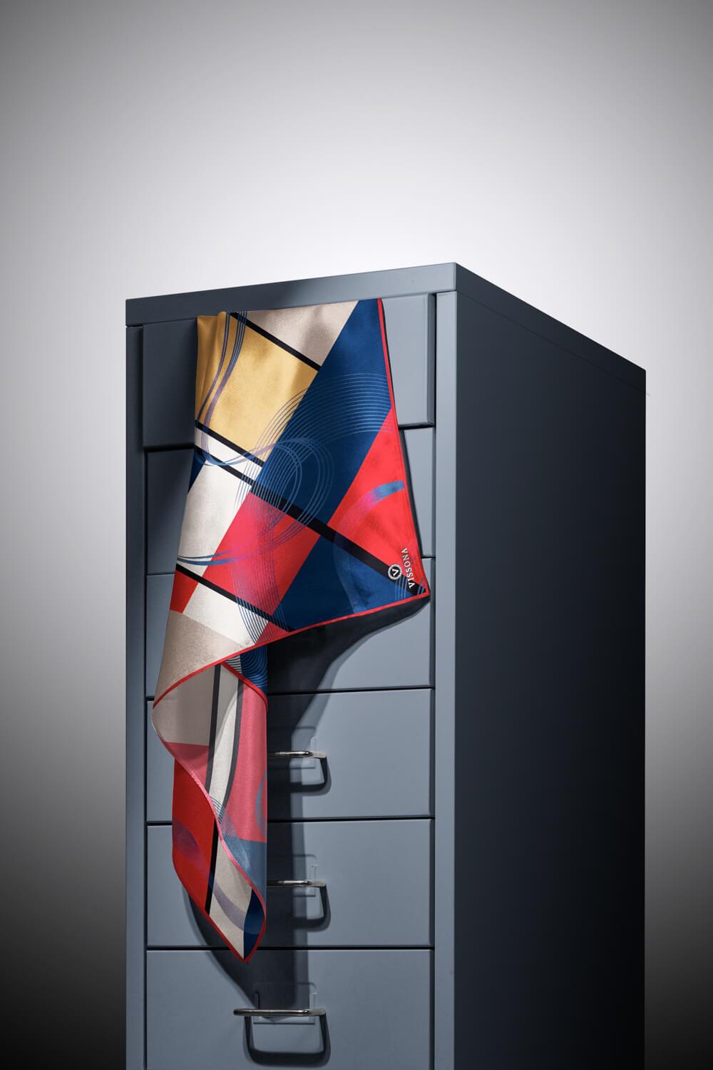 %100 Twill İpek Geometrik Desenli Kırmızı- Lacivert Renkli 90x90 Eşarp Dikim Şekli : El Dikişi