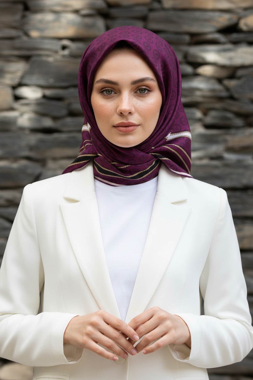 %100 Twill İpek Monogram Desenli Mürdüm - Siyah Renkli 90x90 Eşarp Dikim Şekli : El Dikişi
