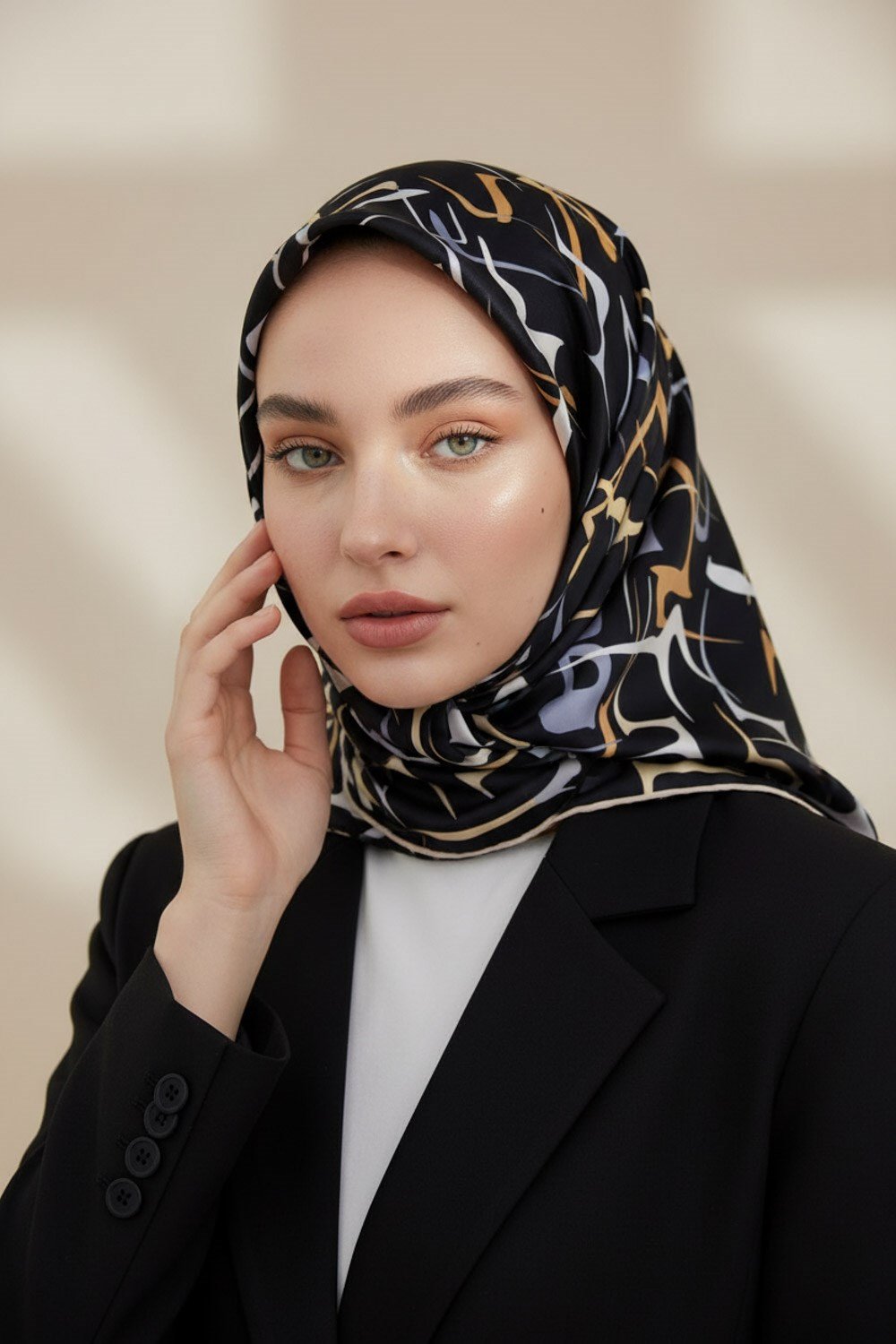 % 57 İPEK % 43 VİSKON Twill İpek Soyut Geometrik Desenli Gold - Gri Renkli 90x90 Eşarp Dikim Şekli : El Dikişi