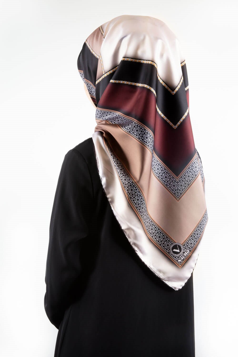 Twill Gold Detaylı ve Antik Motif Desenli Bordo Renkli 90x90 Eşarp (İpek İçermez) Kenar Dikiş Şekli El Dikişli