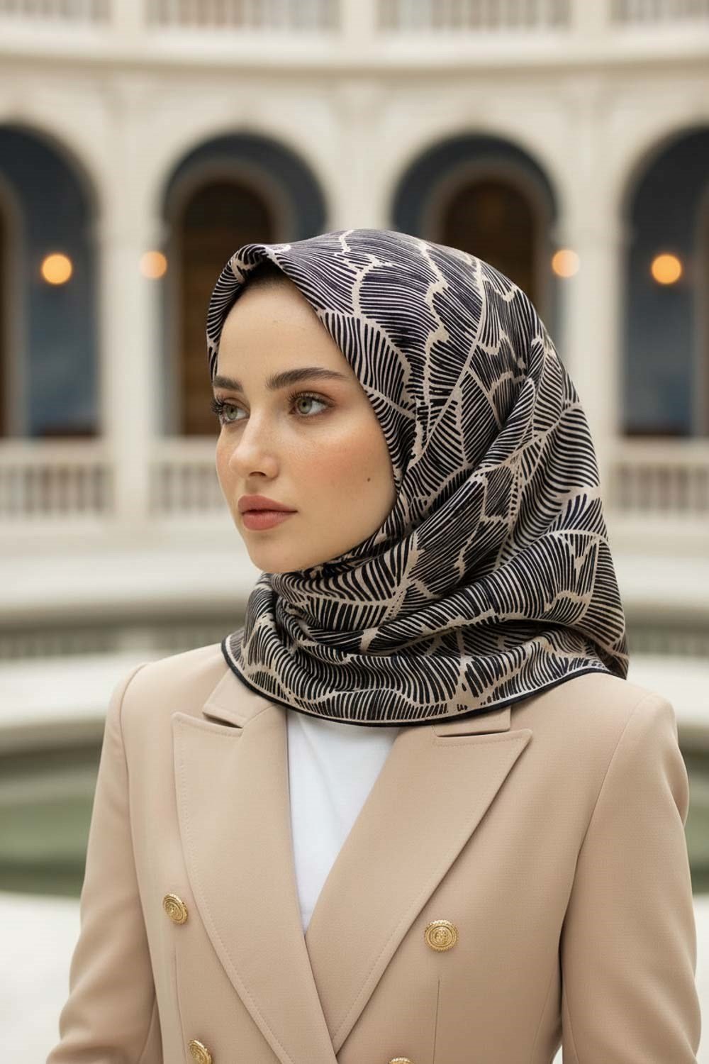 %100 Twill İpek Geometrik Desenli Siyah - Bej Renkli 90x90 Eşarp Dikim Şekli : El Dikişi