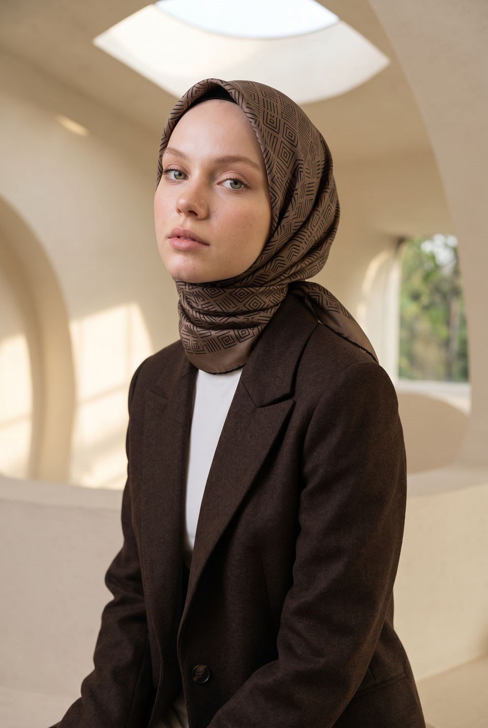 %57 İPEK %43 VİSKON Twill İpek Etnik Motif Desenli Vizon - Siyah Renkli 90x90 Eşarp Dikim Şekli : El Dikişi