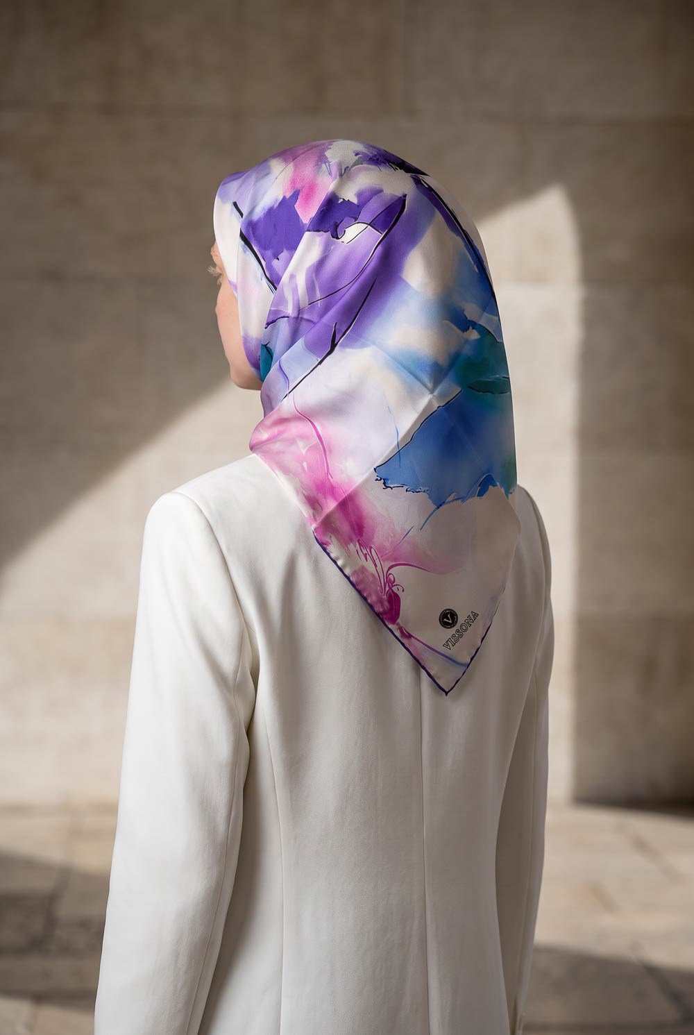 %100 Twill İpek Sulu Boya Çiçek Desenli Mor Renkli 90x90 Eşarp Dikim Şekli : El Dikişi