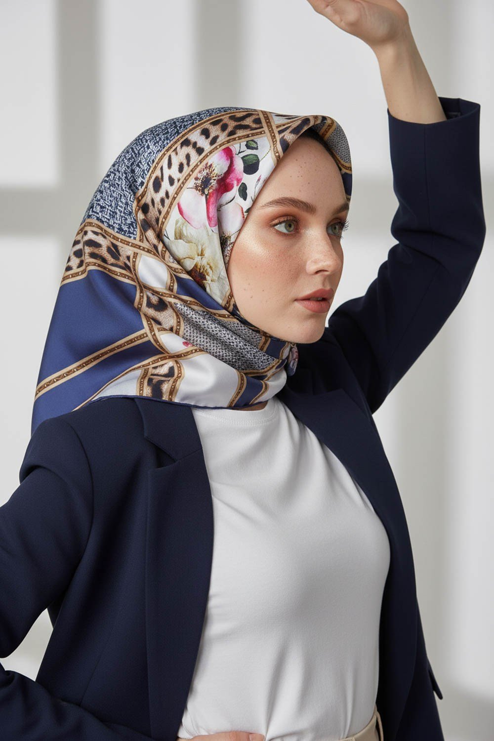 Twill Leopar ve Çiçek Desenli Lacivert - Krem Renkli 90x90 Eşarp (İpek İçermez) Dikim Şekli : El Dikişi