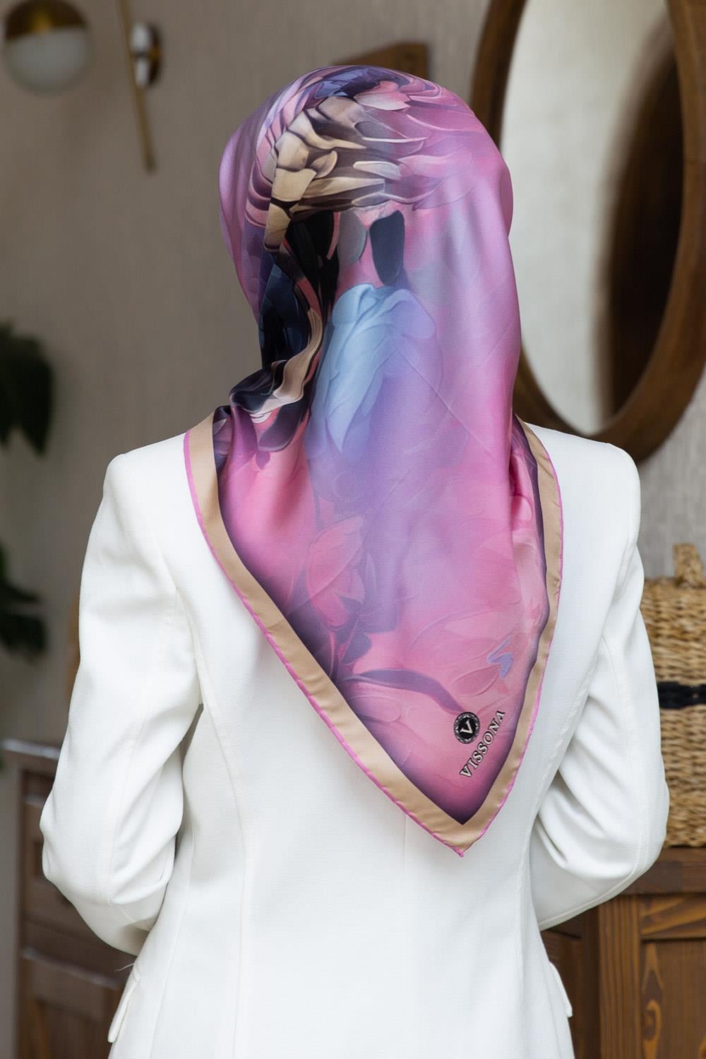 %100 Twill İpek Dumanlı Çiçek Desenli Pembe Renkli 90x90 Eşarp Kenar Dikiş Şekli El Dikişli