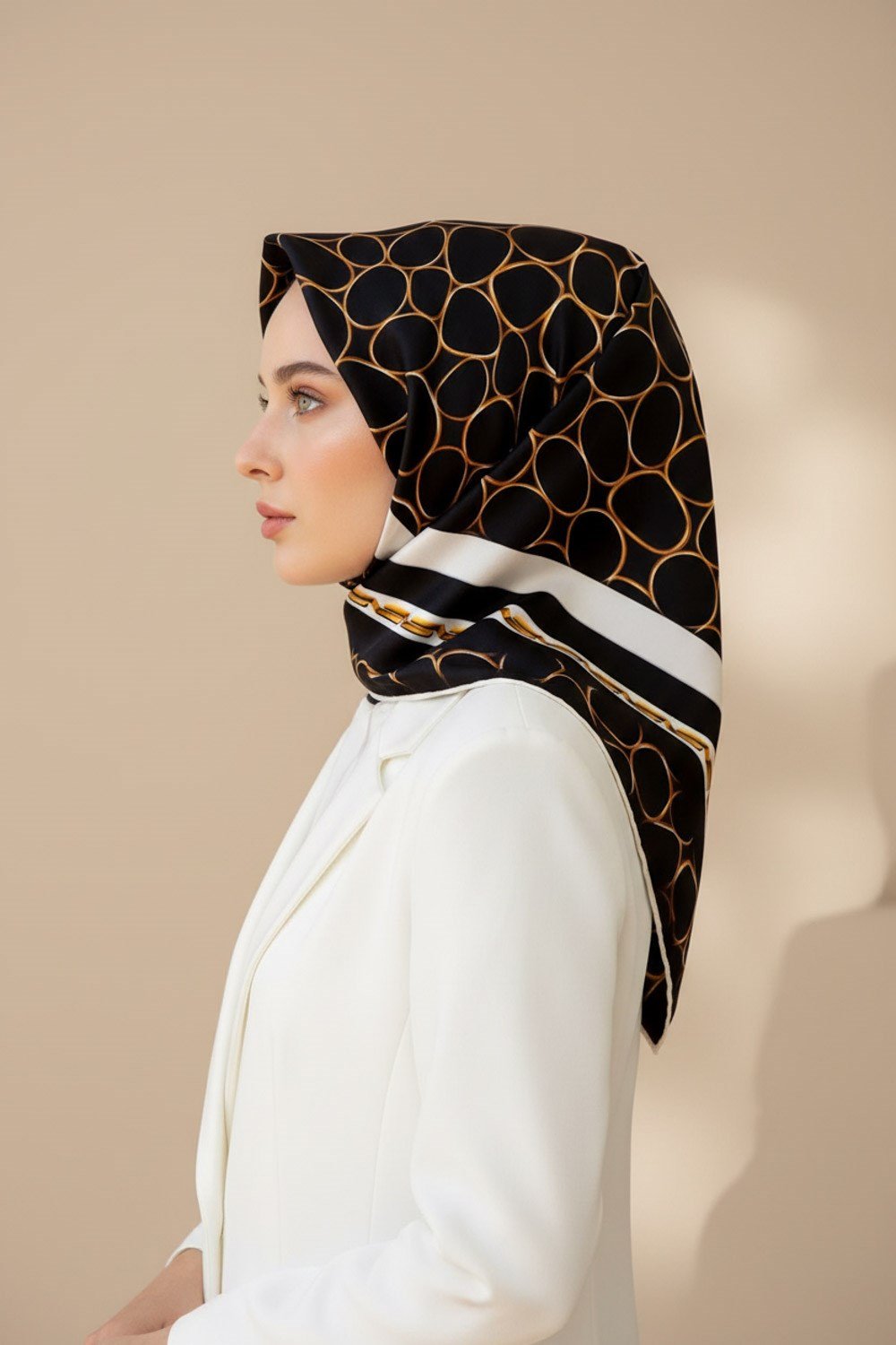 %100 Twill İpek Zincir Desenli Siyah - Krem Renkli 90x90 Eşarp Kenar Dikiş Şekli El Dikişli