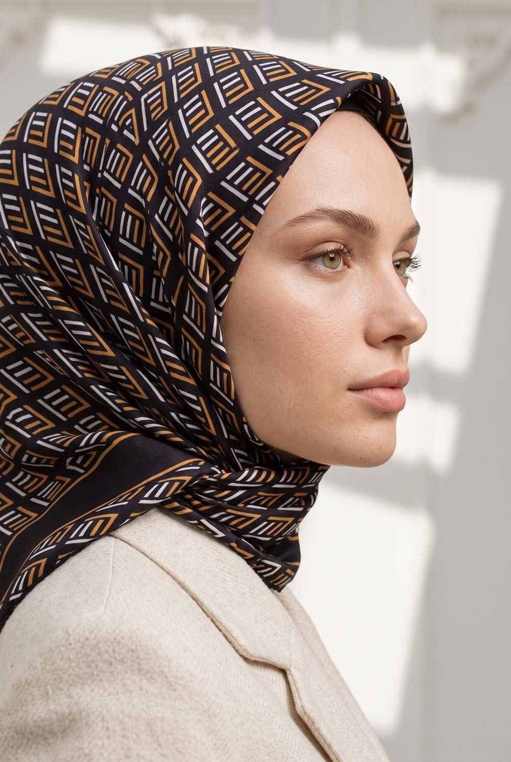 % 57 İPEK % 43 VİSKON Twill İpek Geometrik Desenli Siyah - Gold Renkli 90x90 Eşarp Dikim Şekli : El Dikişi