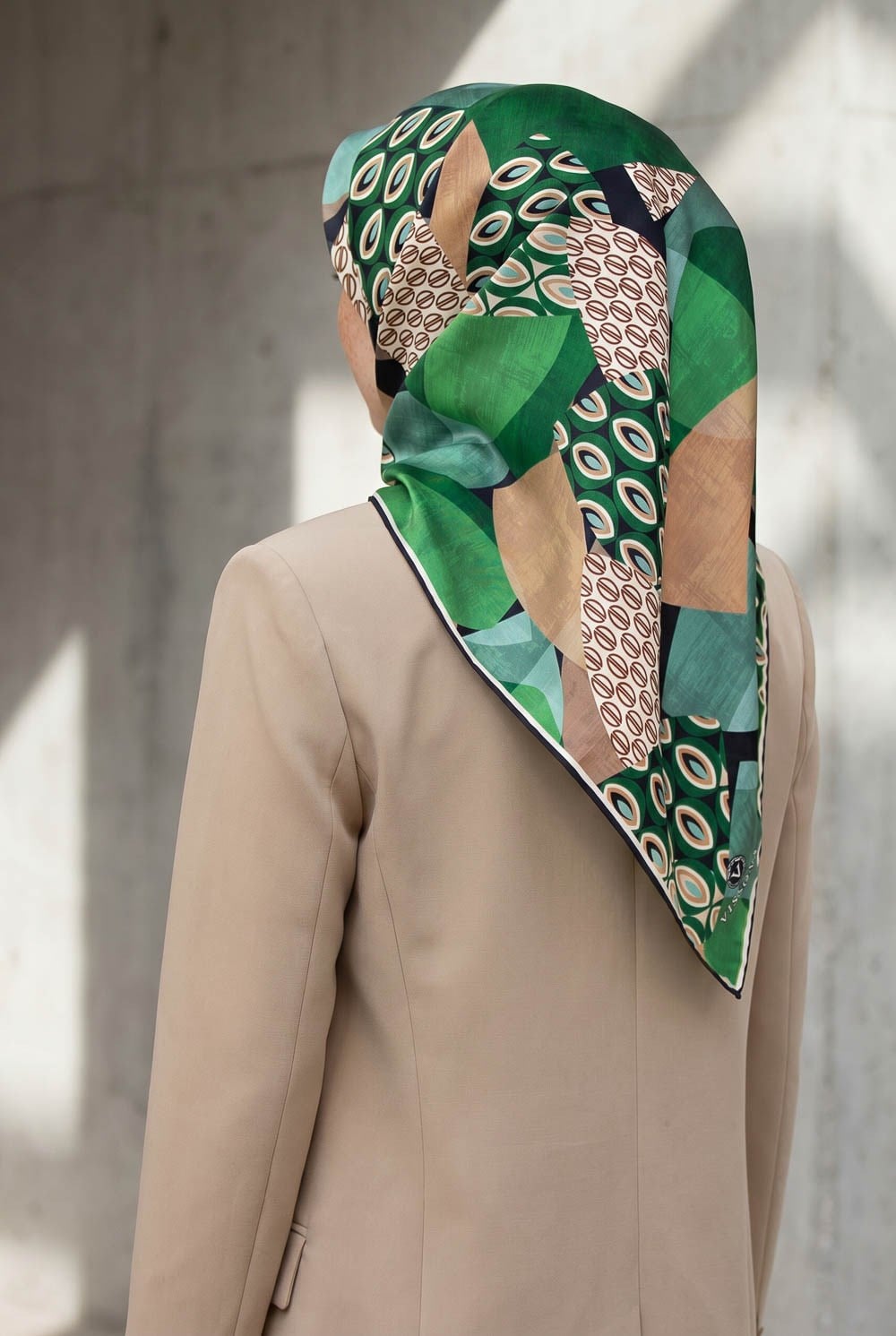 %100 Twill İpek Geometrik Desenli Zümrüt Yeşili - Bej Renkli 90x90 Eşarp Kenar Dikiş Şekli El Dikişli