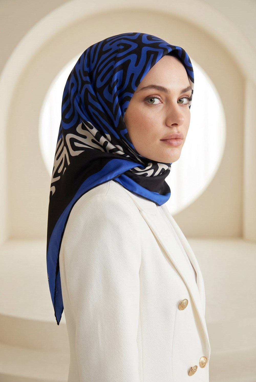 100% Twill İpek Bordürlü Dalga Desenli Siyah - Saks Renkli 90x90 Dikim Şekli : El Dikişi Eşarp