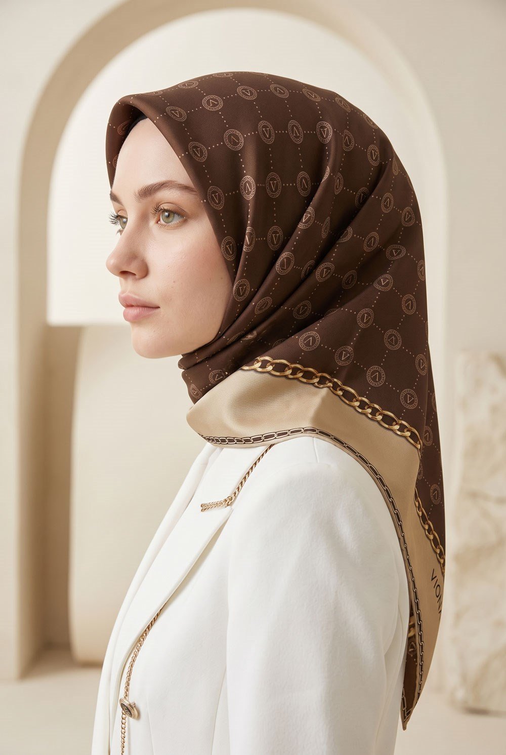 %100 Twill İpek Zincirli Ve Monogram Desenli Sütlü Kahve - Bej Renkli 90x90 Eşarp Dikim Şekli : El Dikişi