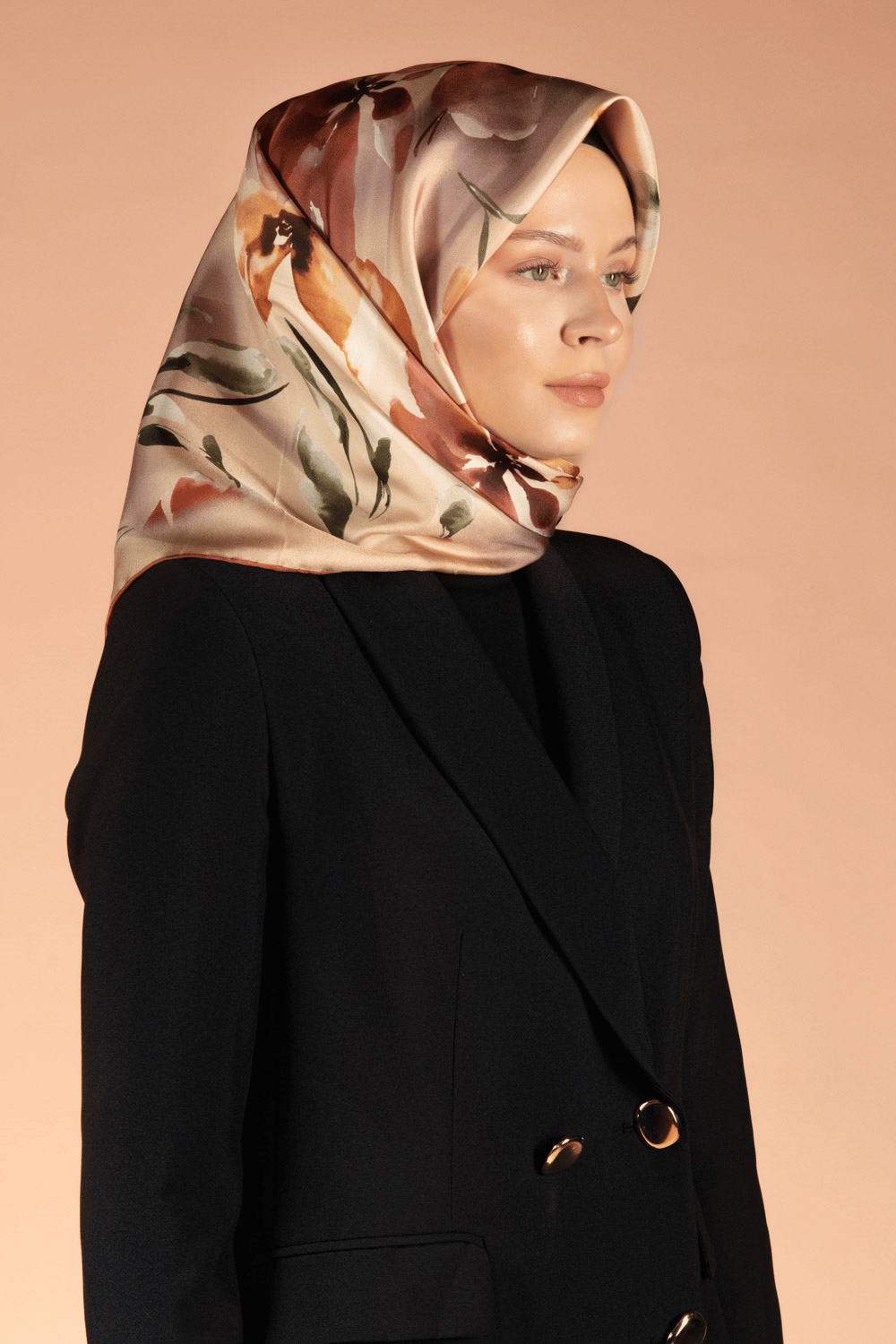 %100 Twill İpek Çiçek Desenli Gold - Taba Renkli 90x90 Dikim Şekli : El Dikişi Eşarp