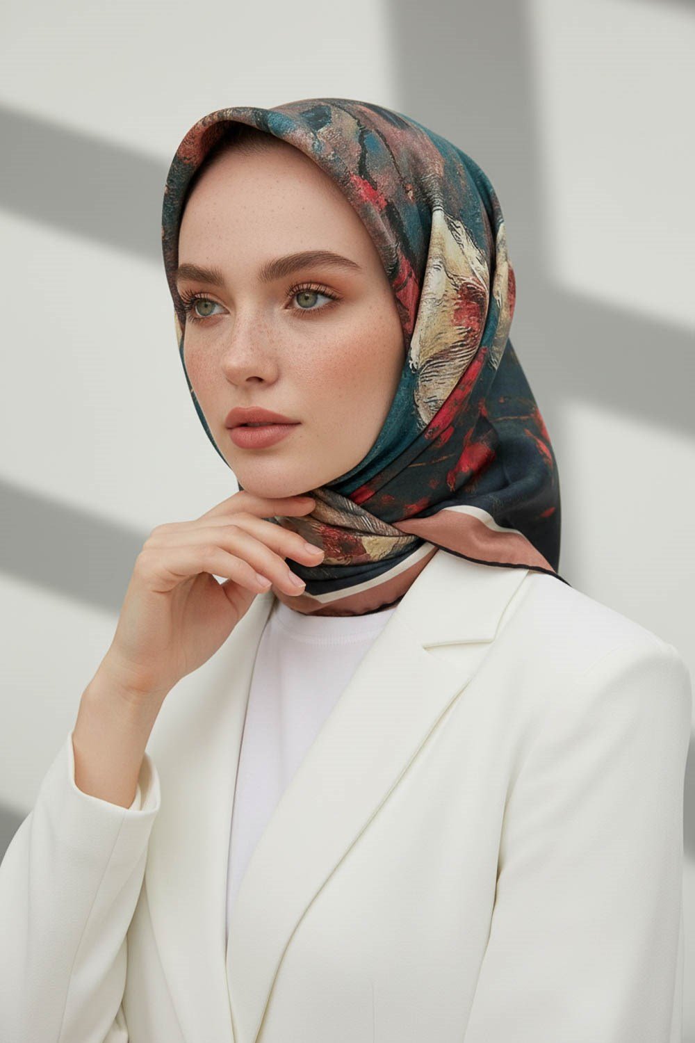 %100 Twill İpek Yağlı Boya Çiçek Desenli Petrol Yeşili Renkli 90x90 Eşarp Dikim Şekli : El Dikişi