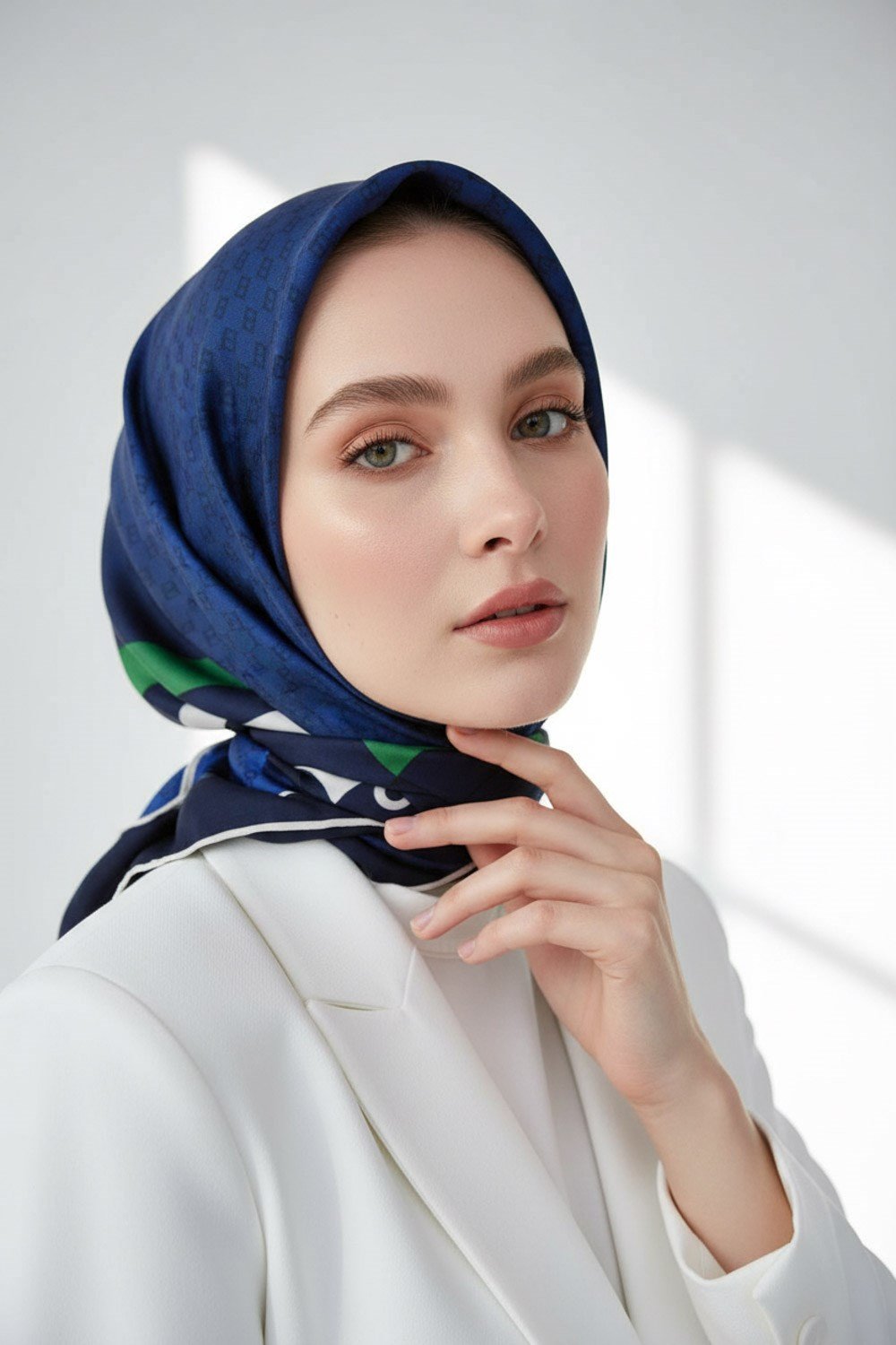 %100 Twill İpek Degrade Desenli Lacivert - Zümrüt Yeşili Renkli 90x90 Eşarp Dikim Şekli : El Dikişi