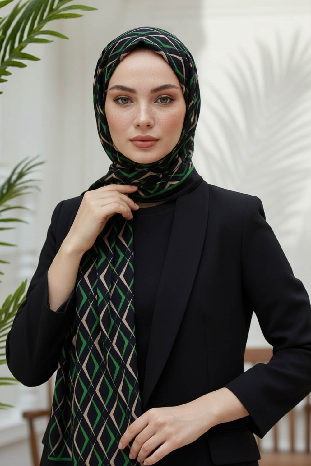 KREP GEOMETRİK DESENLİ SİYAH - ZÜMRÜT YEŞİLİ RENKLİ 75X195 KIRIŞMAZ ŞAL