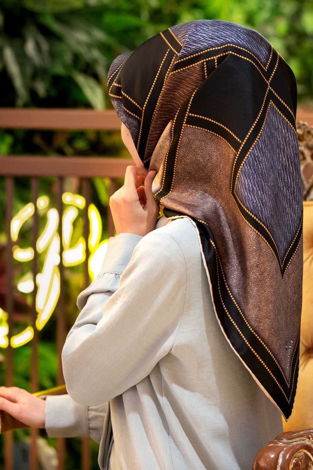 100% Twill İpek Gold Detaylı Kare Desenli Gri - Bej Renkli 90x90 Dikim Şekli : El Dikişi