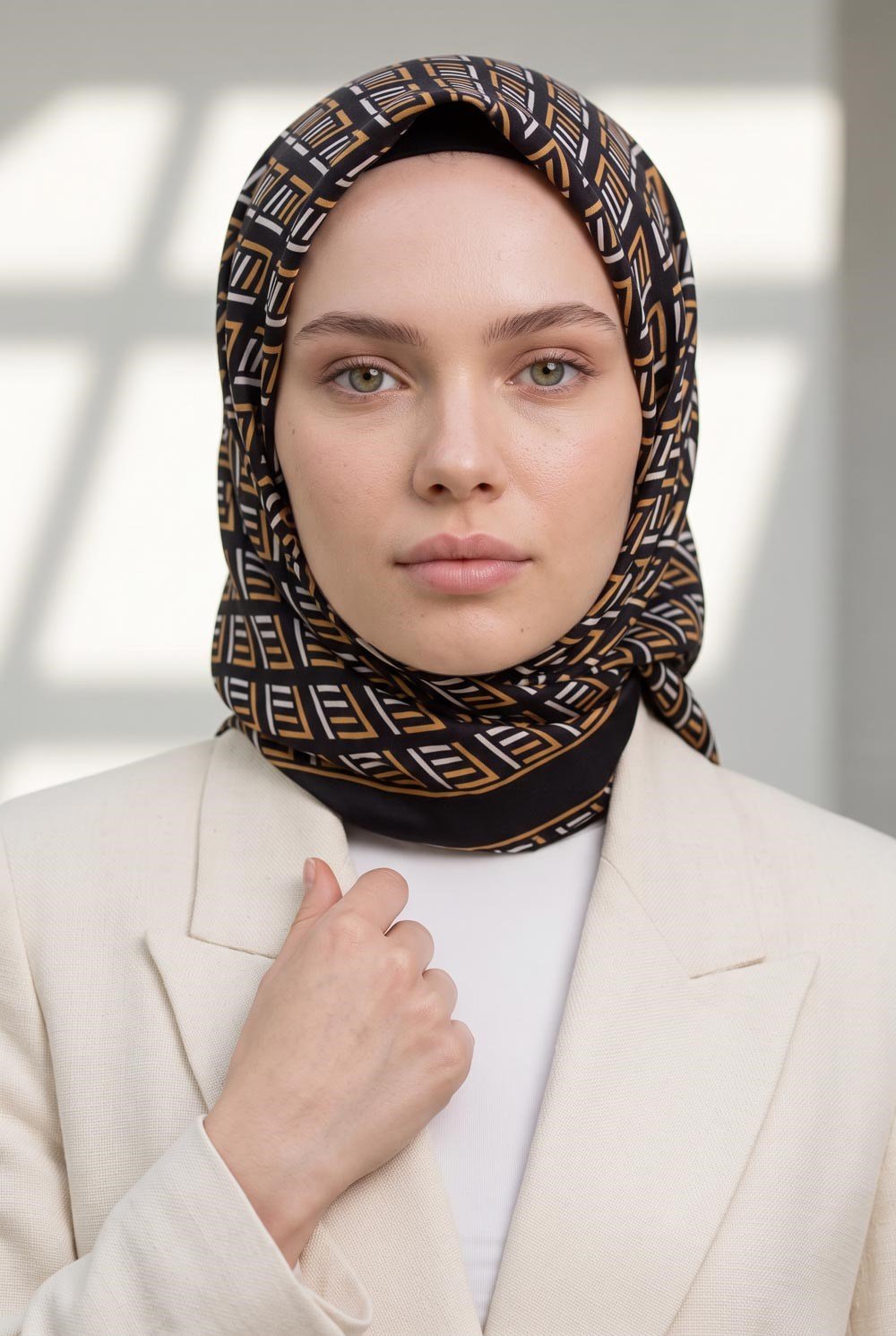 % 57 İPEK % 43 VİSKON Twill İpek Geometrik Desenli Siyah - Gold Renkli 90x90 Eşarp Dikim Şekli : El Dikişi
