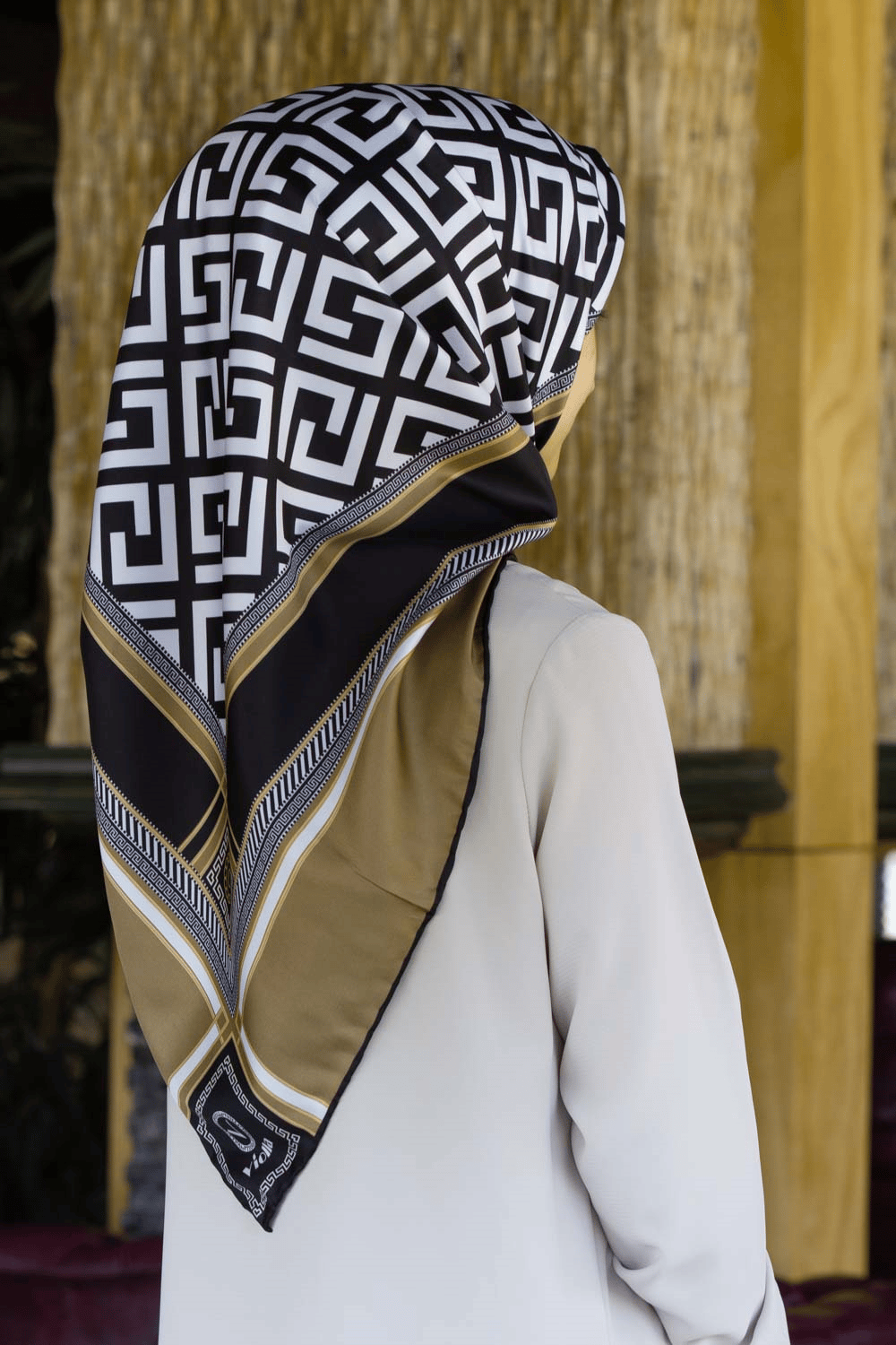 Twill Antik Desenli Bej Renkli 90x90 Eşarp (İpek İçermez) Kenar Dikiş Şekli El Dikişli