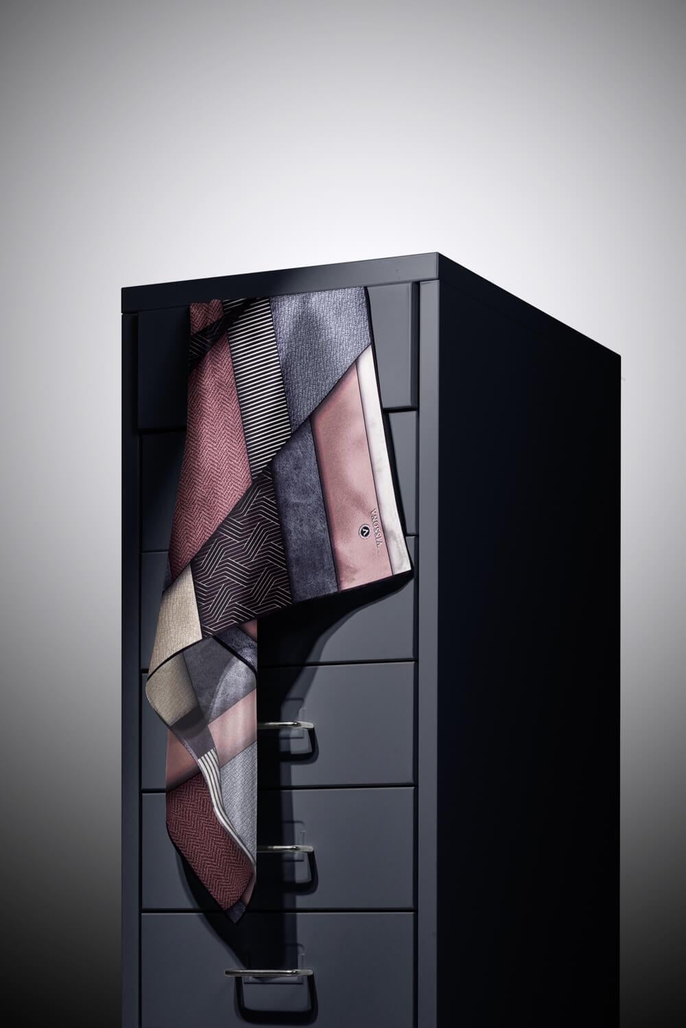 %100 Twill İpek Dokulu ve Geometrik Desenli Pudra - Gri Renkli 90x90 Eşarp Dikim Şekli : El Dikişi
