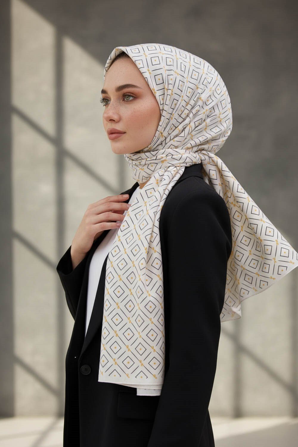 KREP GEOMETRİK DESENLİ KREM RENKLİ 75X195 KIRIŞMAZ ŞAL