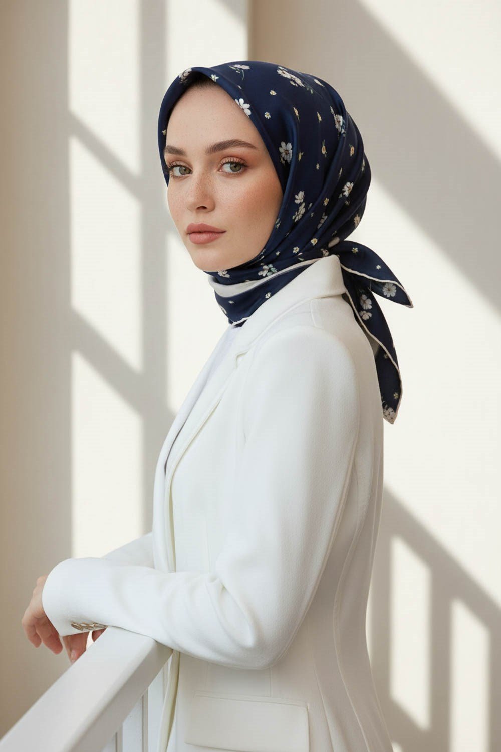100% Twill İpek Bordürlü Çıtır Çiçek Desenli Lacivert - Krem Renkli 90x90 Dikim Şekli : El Dikişi Eşarp
