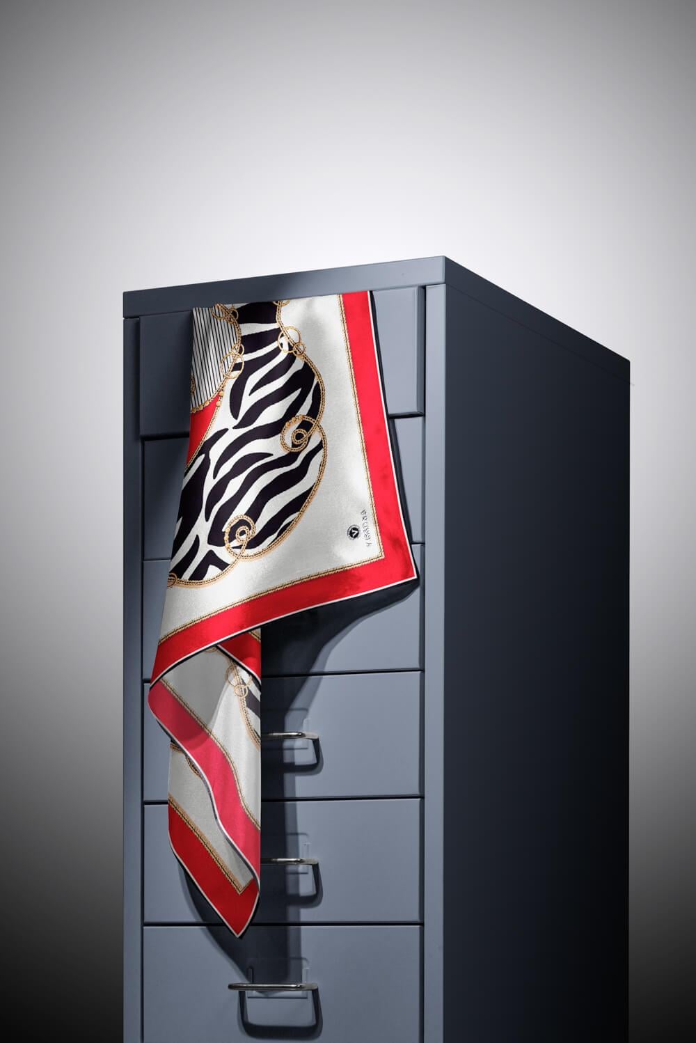%100 Twill İpek Zincirli Ve Zebra Desenli Kırmızı - Siyah Renkli 90x90 Eşarp Dikim Şekli : El Dikişi