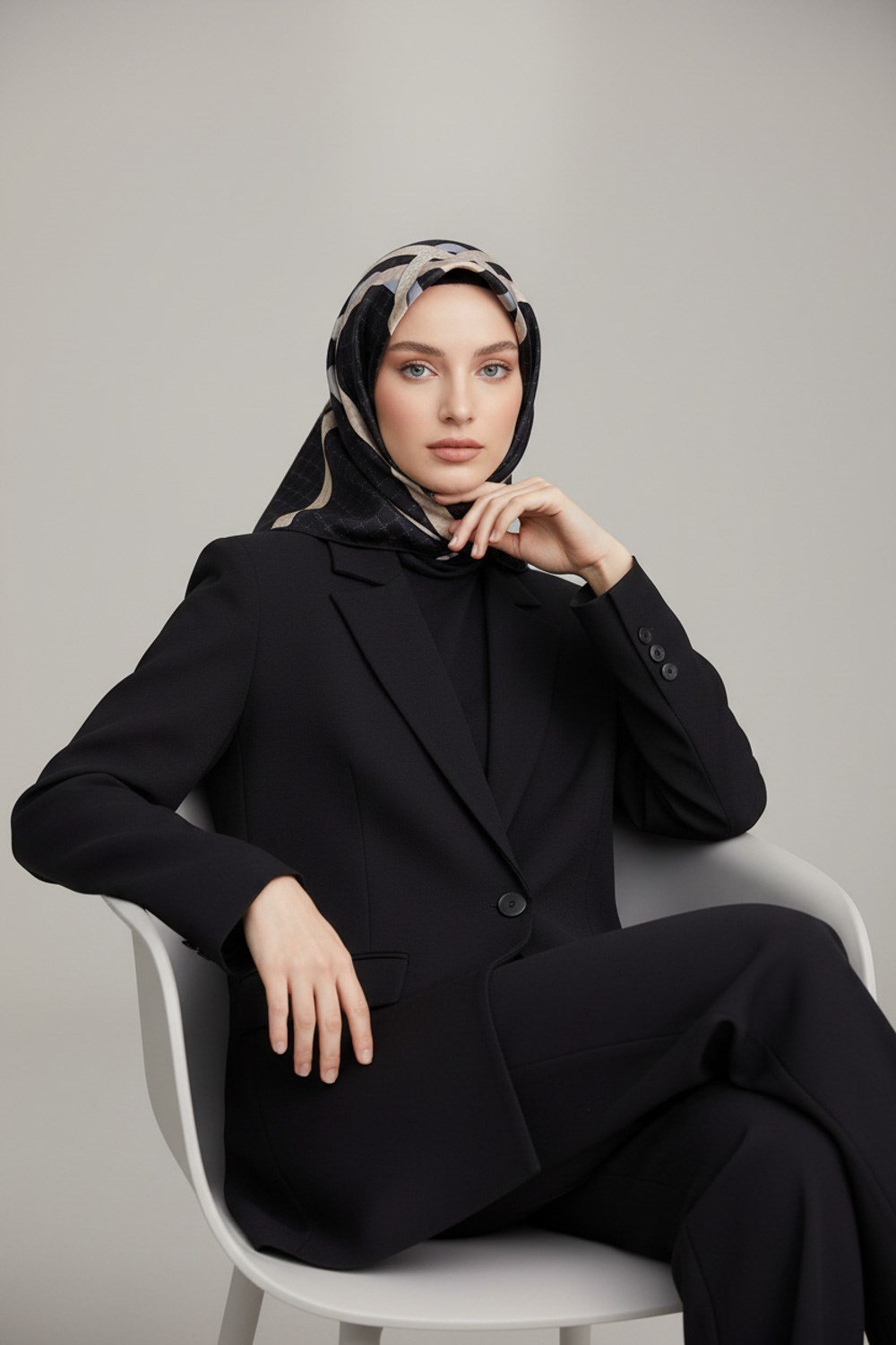 %57 İPEK %43 VİSKON Twill İpek Monogram Ve Şerit Desenli Siyah - Bej Renkli 90x90 Eşarp Dikim Şekli : El Dikişi