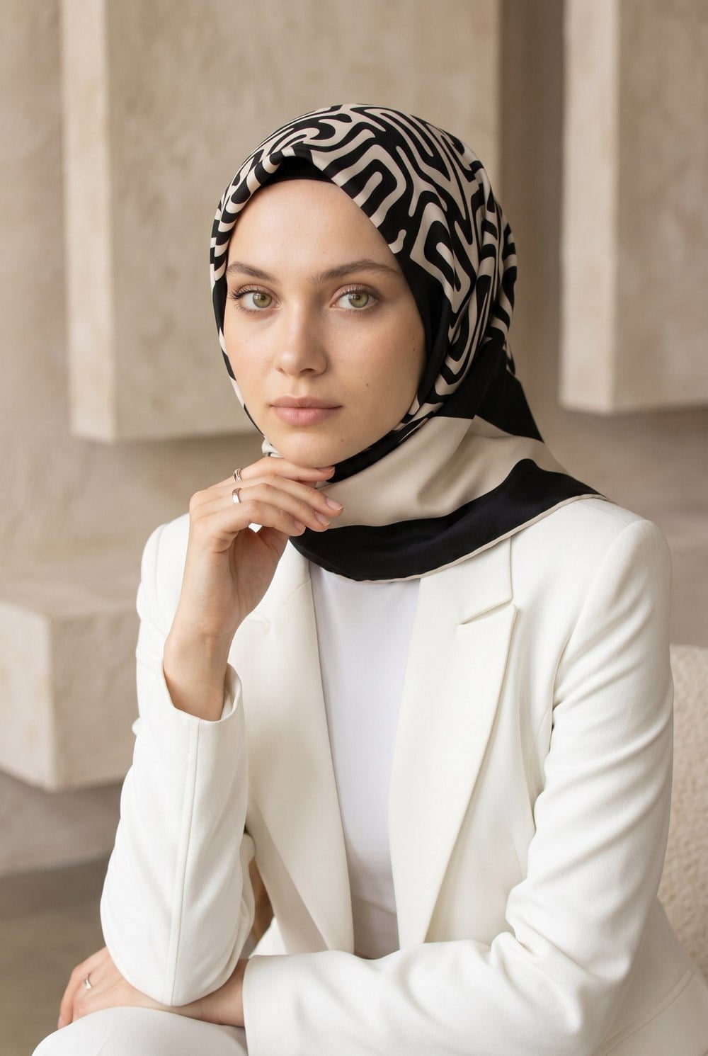 100% Twill İpek Bordürlü Dalga Desenli Siyah - Krem Renkli 90x90 Dikim Şekli : El Dikişi Eşarp