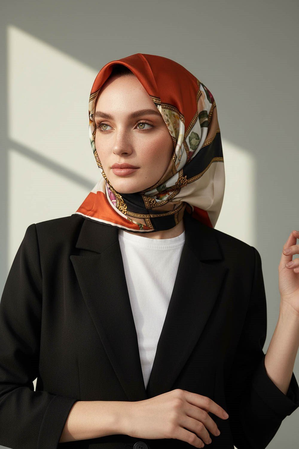 100% Twill İpek Şeritli Çiçek Desenli Taba - Krem Renkli 90x90 Dikim Şekli : El Dikişi Eşarp