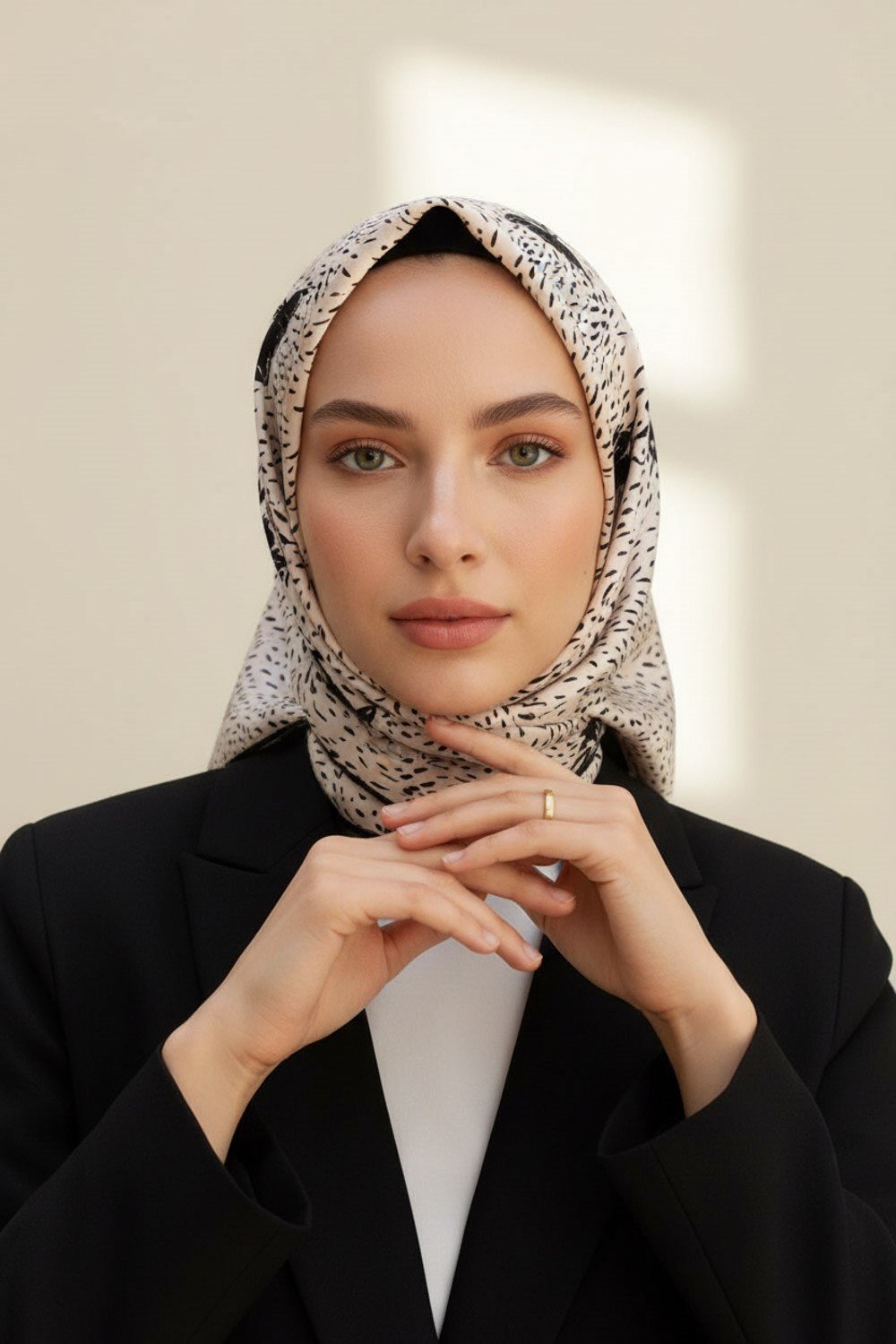 %100 Twill İpek Çıtır Çiçek Desenli Krem - Siyah Renkli 90x90 Eşarp Dikim Şekli : El Dikişi